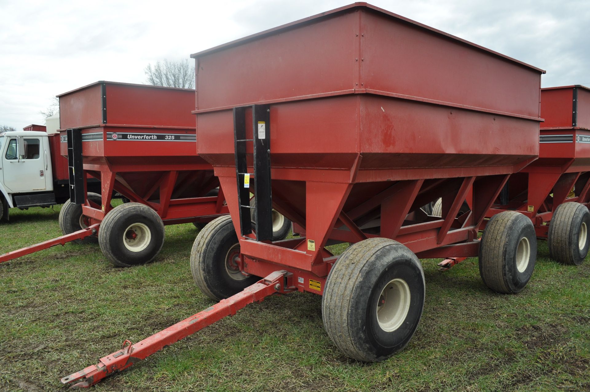 Unverferth 325 gravity bed wagon, 16.5 L 16 tires