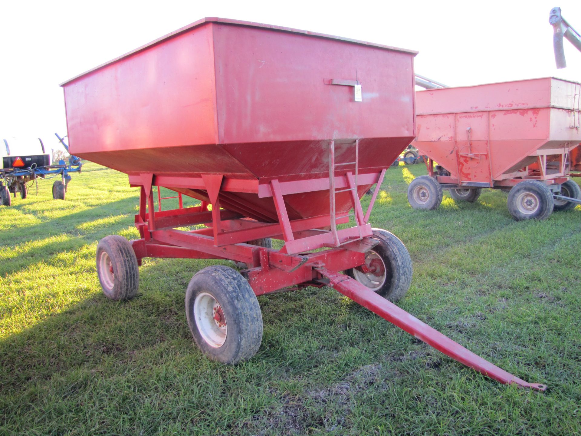 250 bu gravity bed wagon, 12.5 L 15 tires