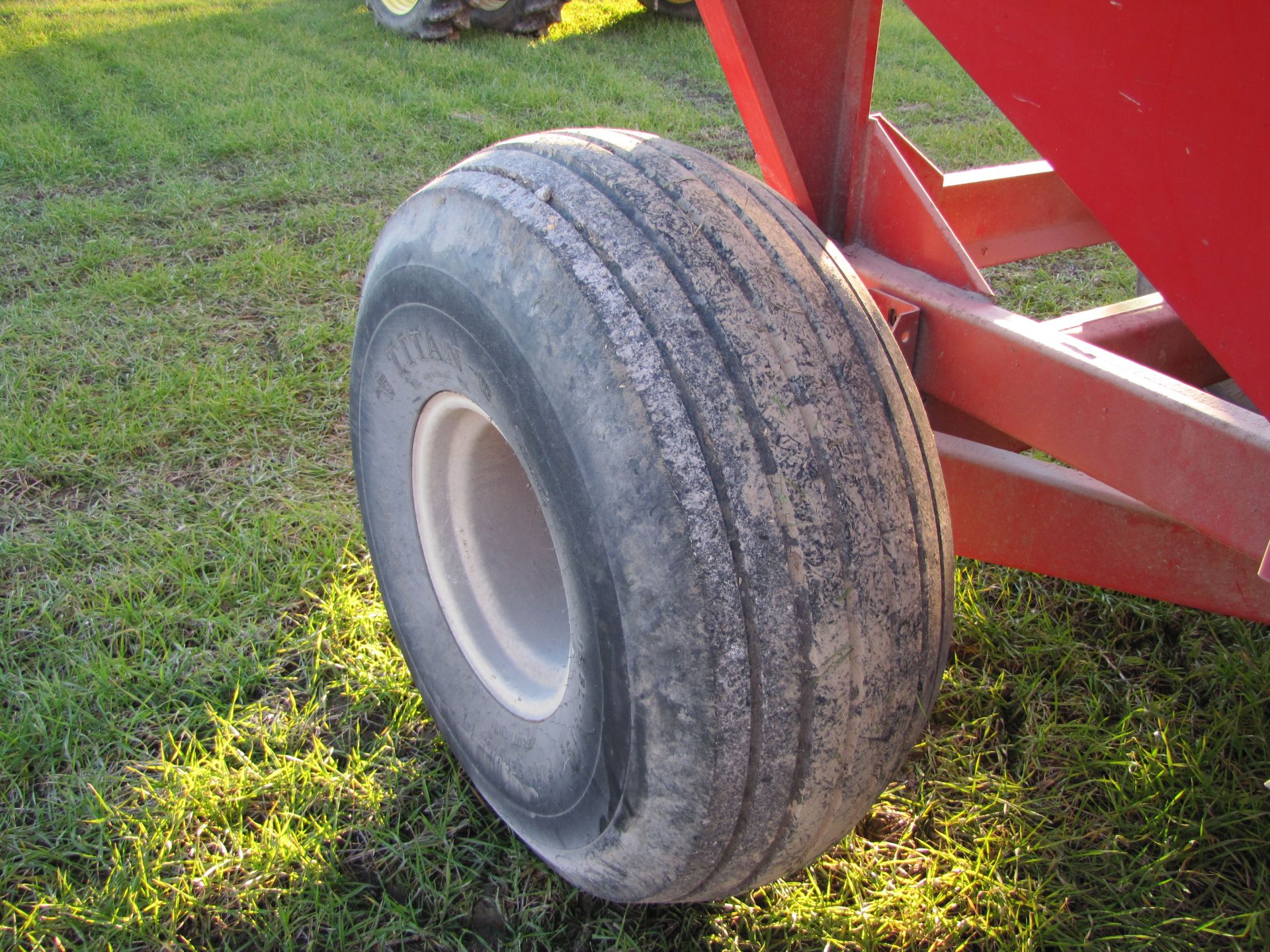 Unverferth 325 gravity bed wagon, 16.5 L 16 tires - Image 11 of 18