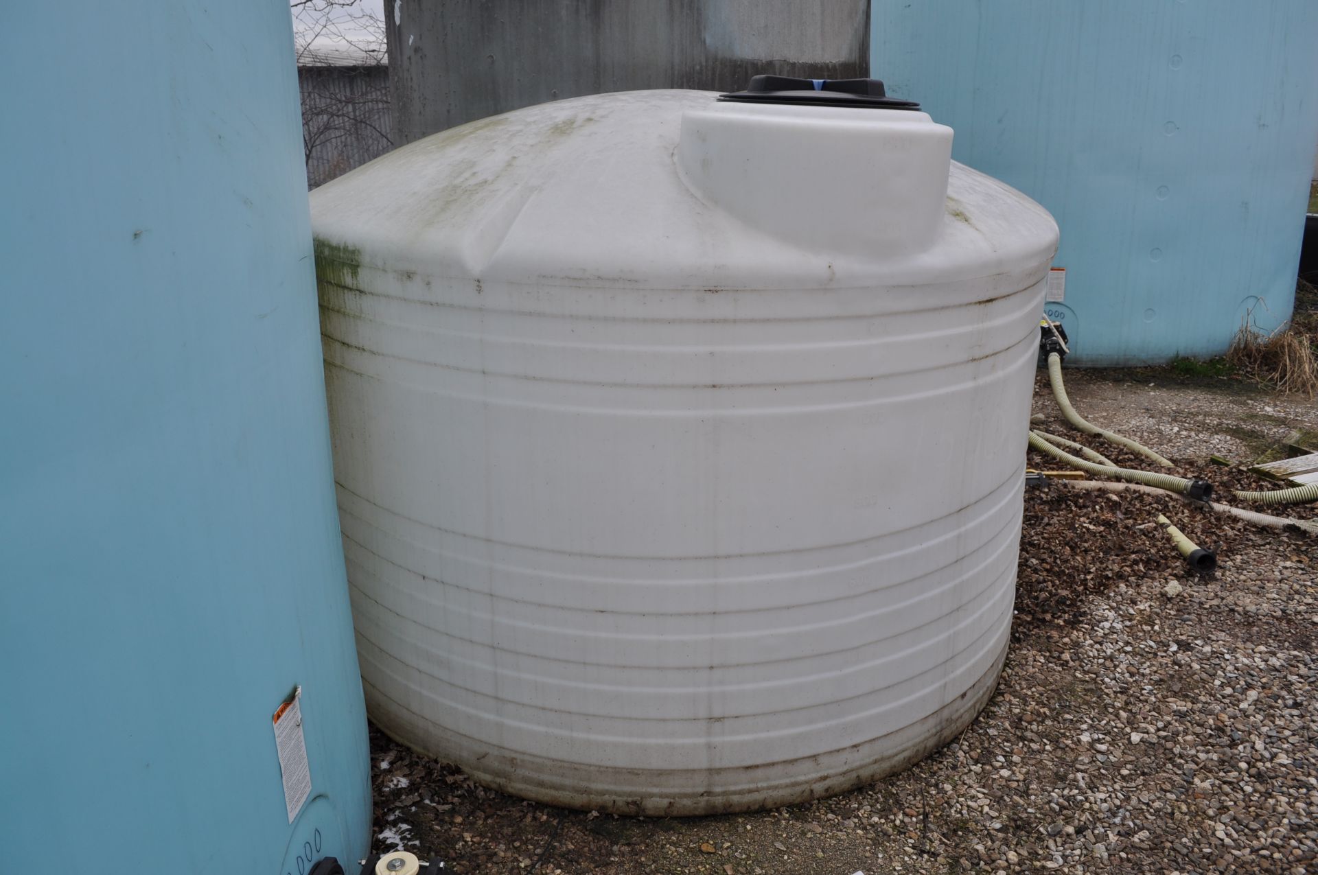 1,500 gal flat bottom poly tank - Image 2 of 2