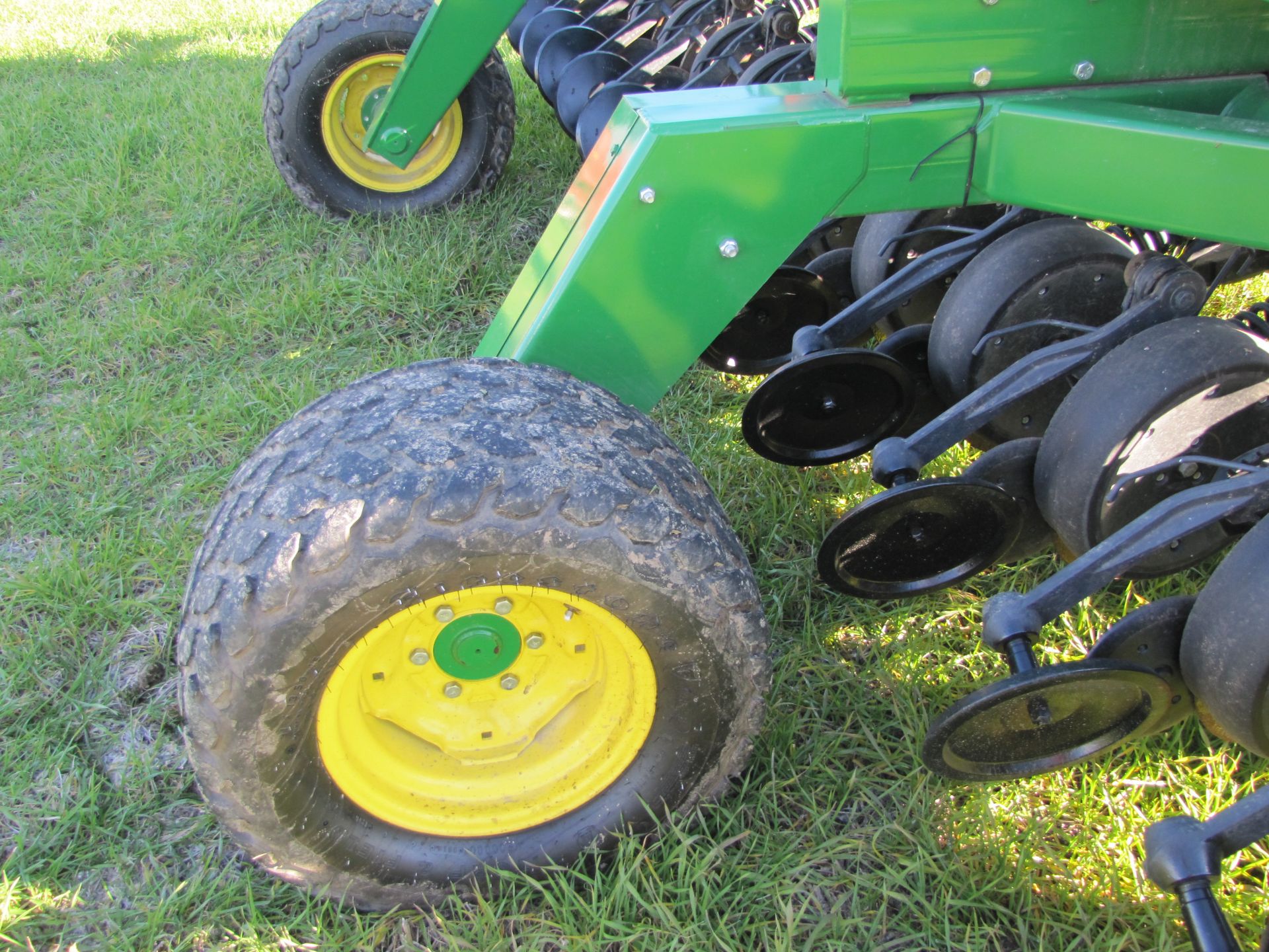 15’ John Deere 1590 no-till drill, elec rate controller, 7 ½” spacing, markers, wired for monitor - Image 11 of 33