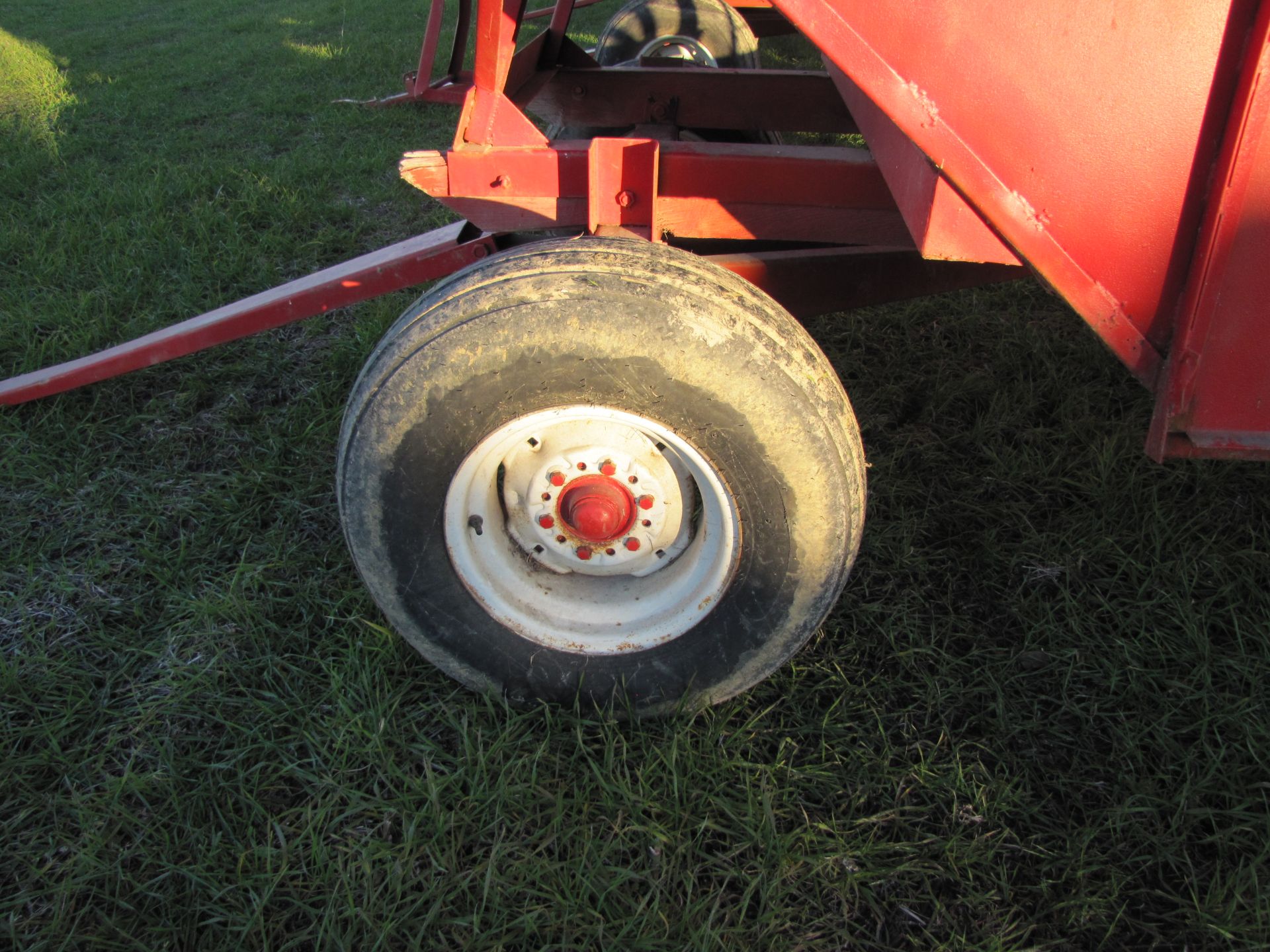 250 bu gravity bed wagon, 12.5 L 15 tires - Image 6 of 10