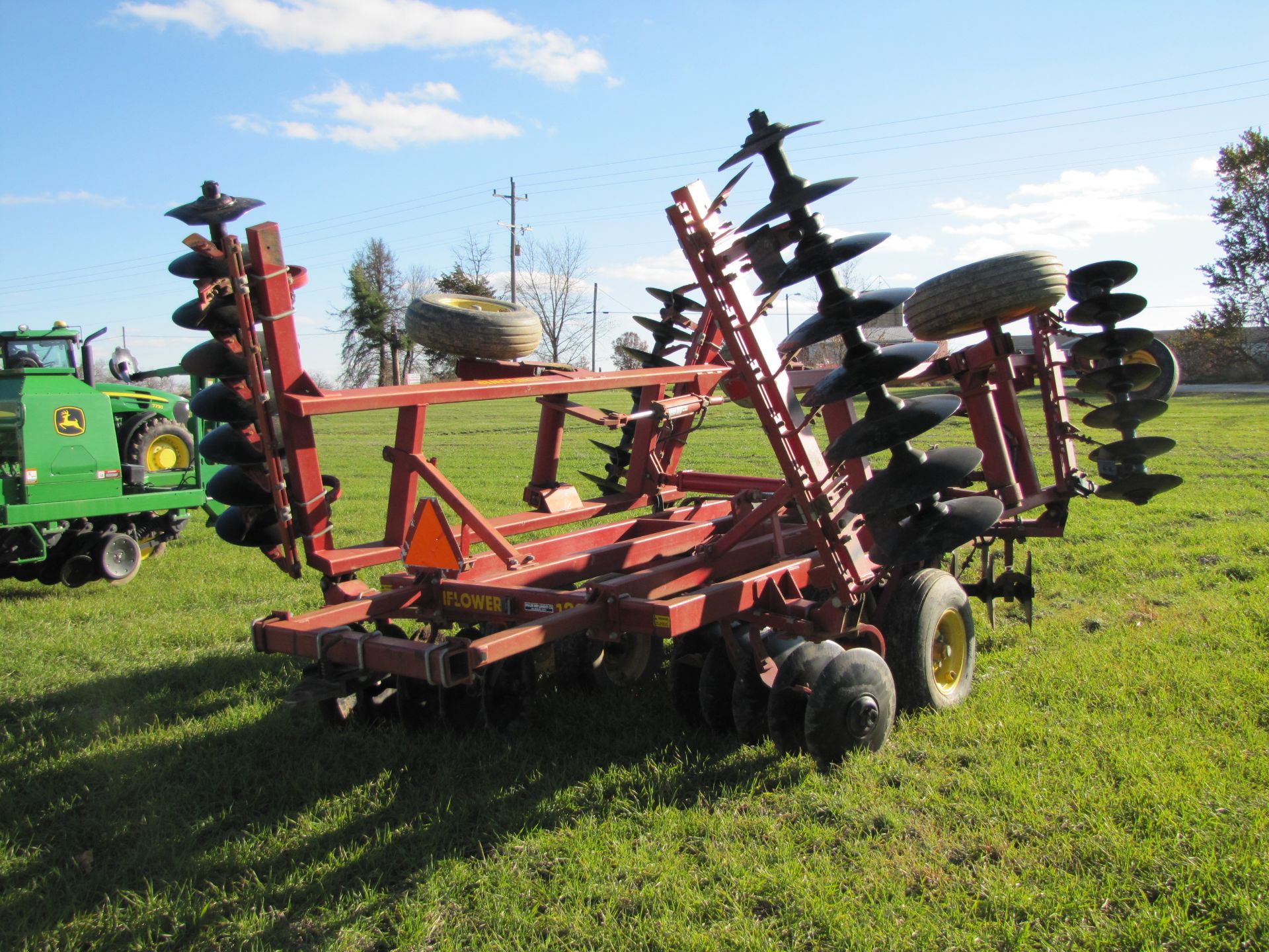 18’ Sunflower 1232 disc, Rock Flex, 9” spacing, rear hitch, hyd fold - Image 7 of 24