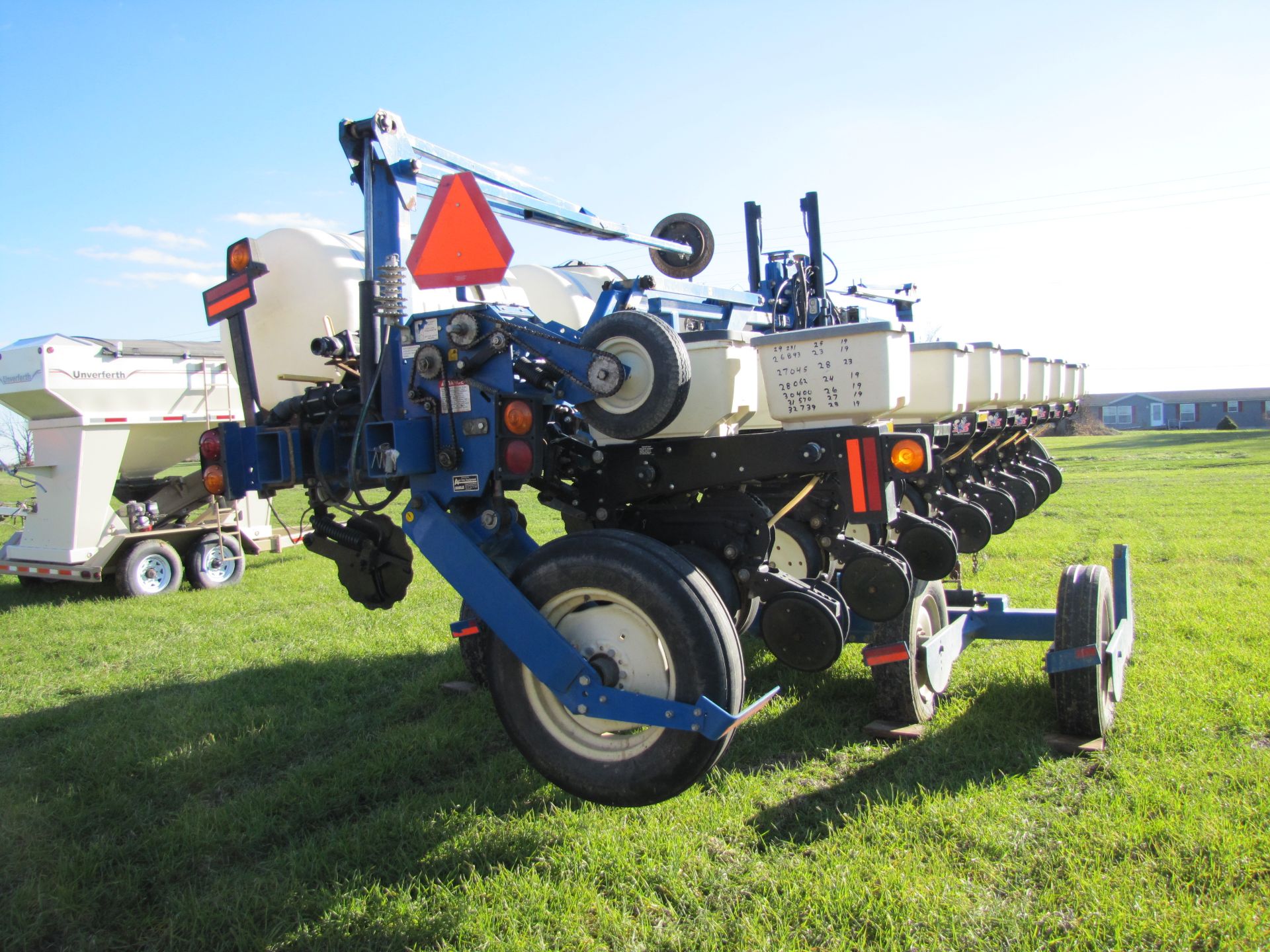 Kinze 3600 8 row x 36” planter, Kinze single disc 2x2 fert, in furrow Keeton fert, no-till - Image 7 of 27