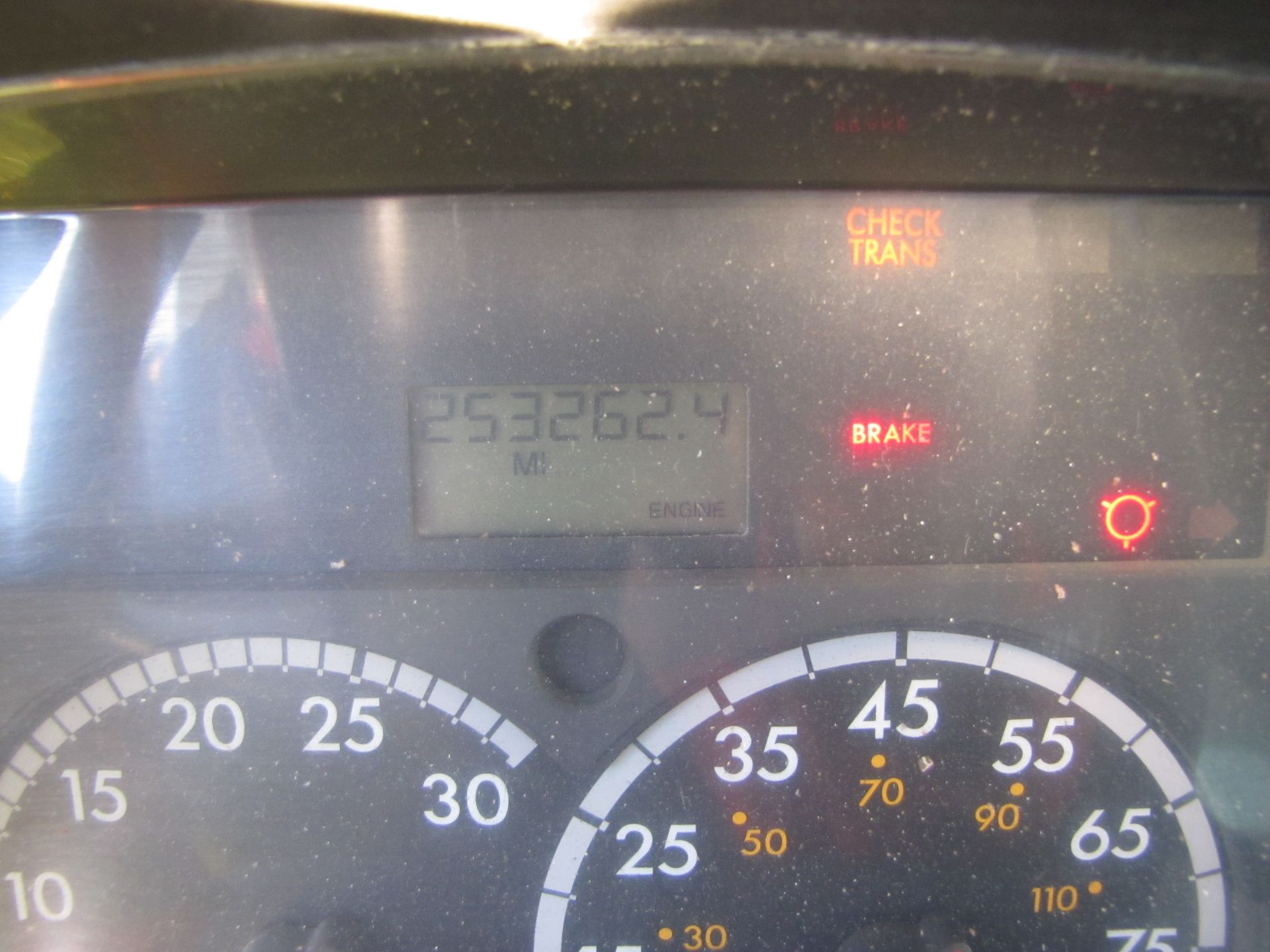 2004 Freightliner single axle grain truck, new motor, 252,600 miles, Allison automatic transmission - Image 39 of 45