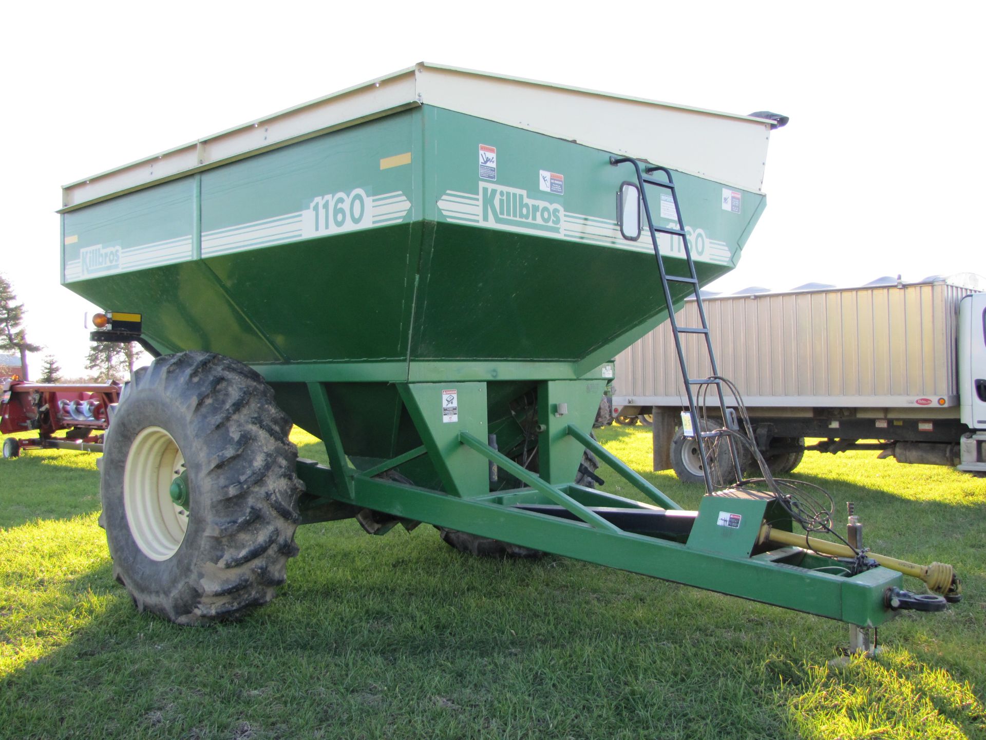 Killbros 1160 grain cart, corner auger, 24.5-32 tires, lights, scales, 1000 pto, roll tarp