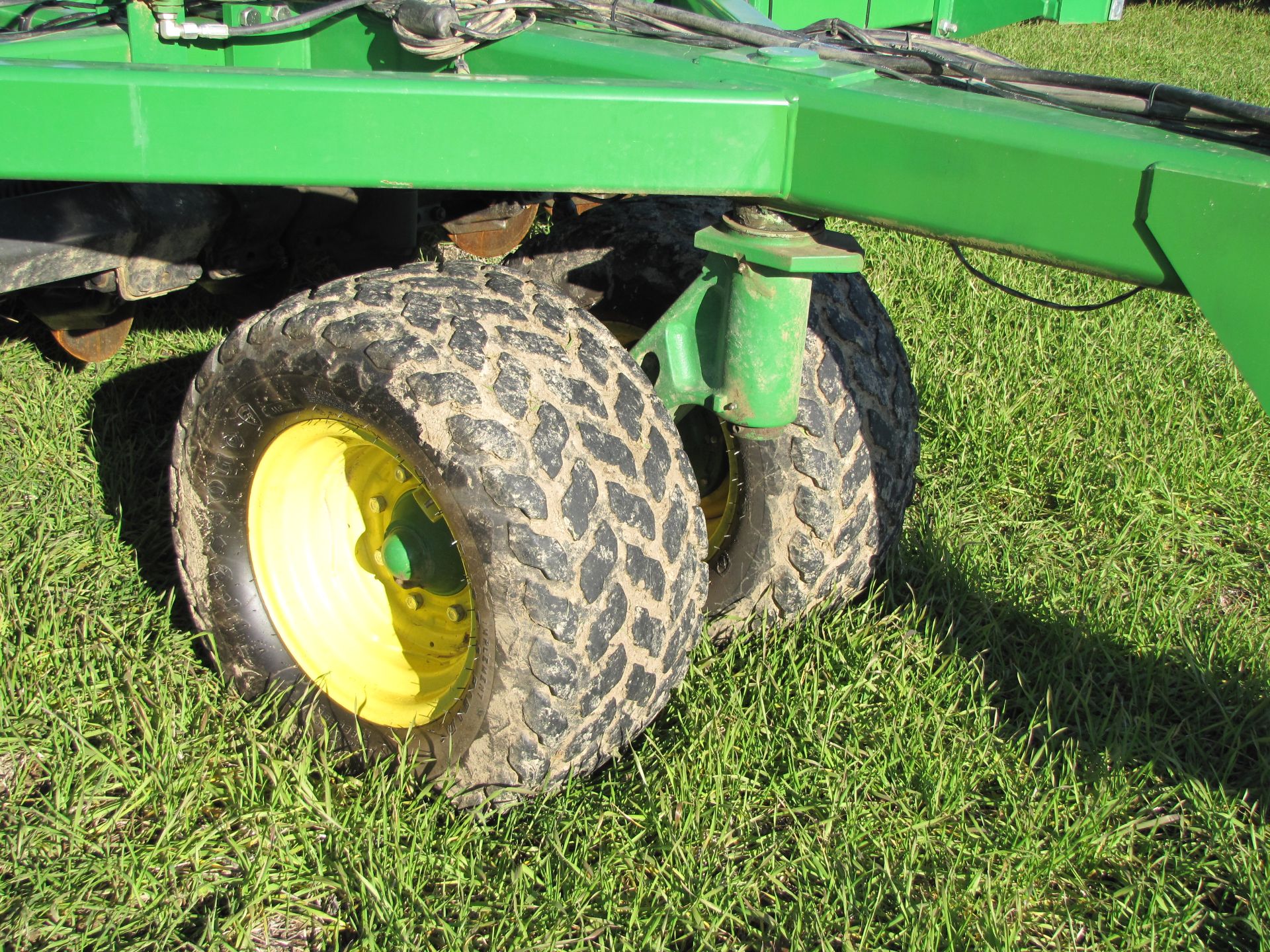 15’ John Deere 1590 no-till drill, elec rate controller, 7 ½” spacing, markers, wired for monitor - Image 25 of 33