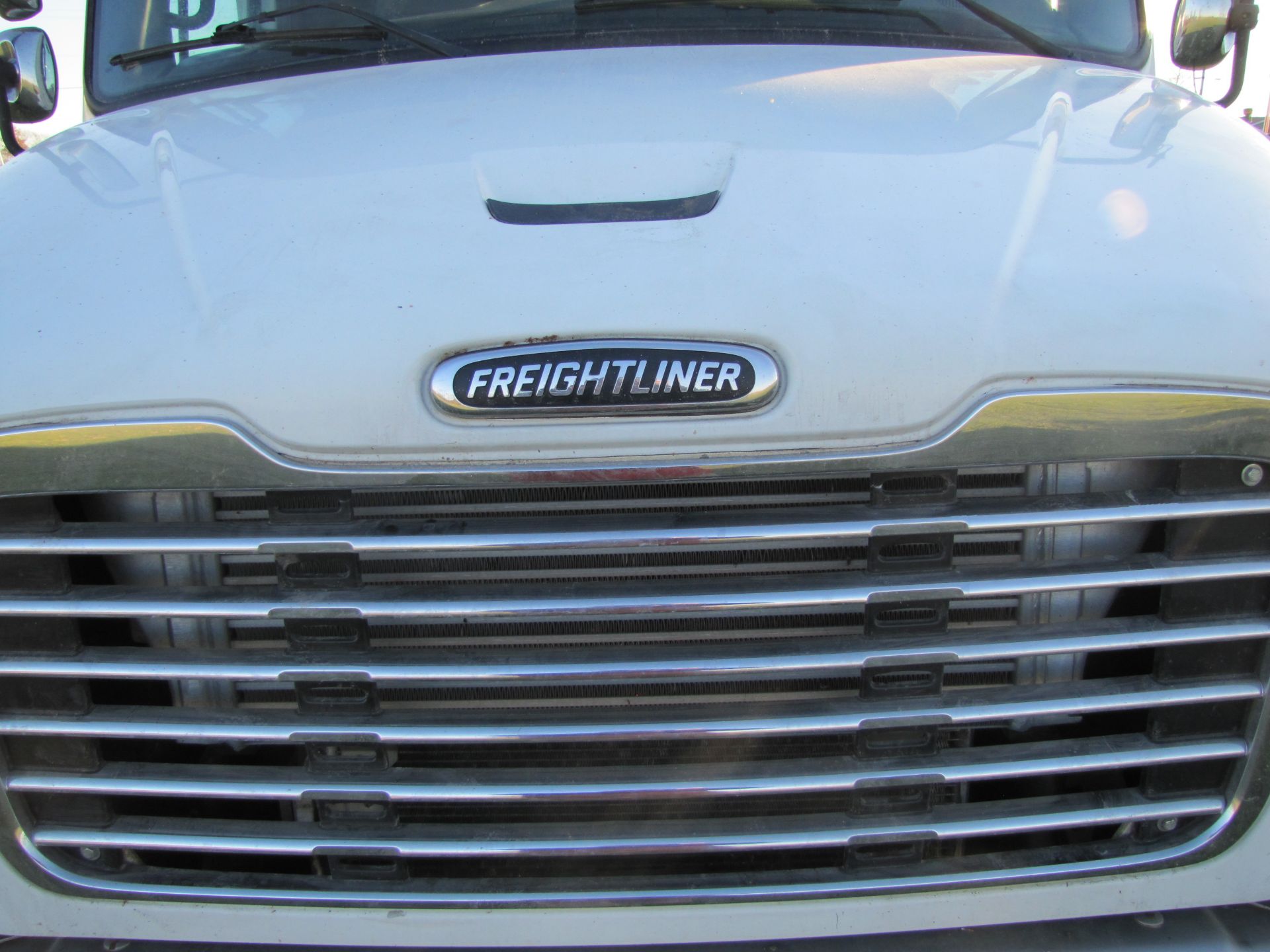 2004 Freightliner single axle grain truck, new motor, 252,600 miles, Allison automatic transmission - Image 25 of 45