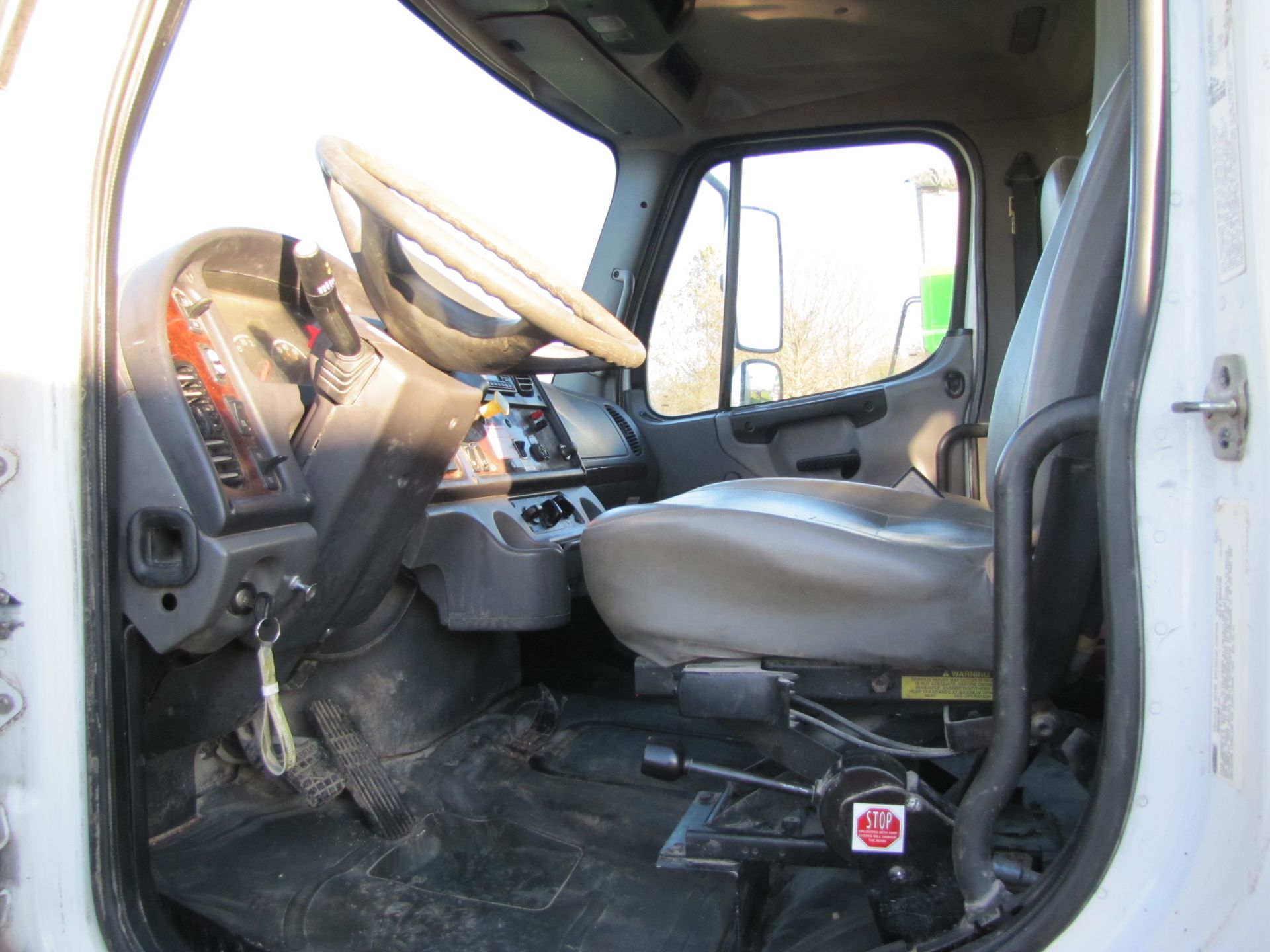 2004 Freightliner single axle grain truck, new motor, 252,600 miles, Allison automatic transmission - Image 33 of 45