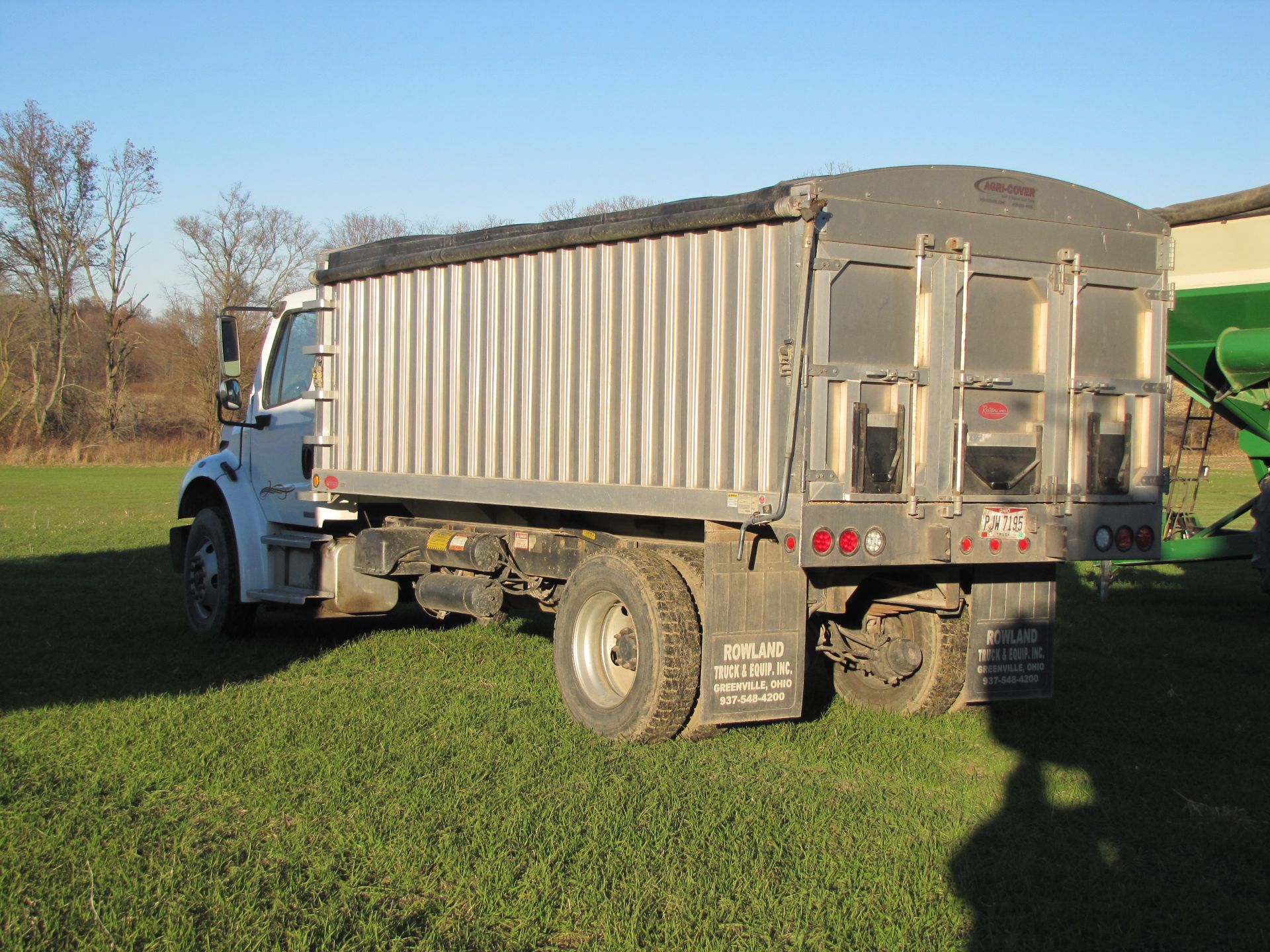 2004 Freightliner single axle grain truck, new motor, 252,600 miles, Allison automatic transmission - Image 6 of 45