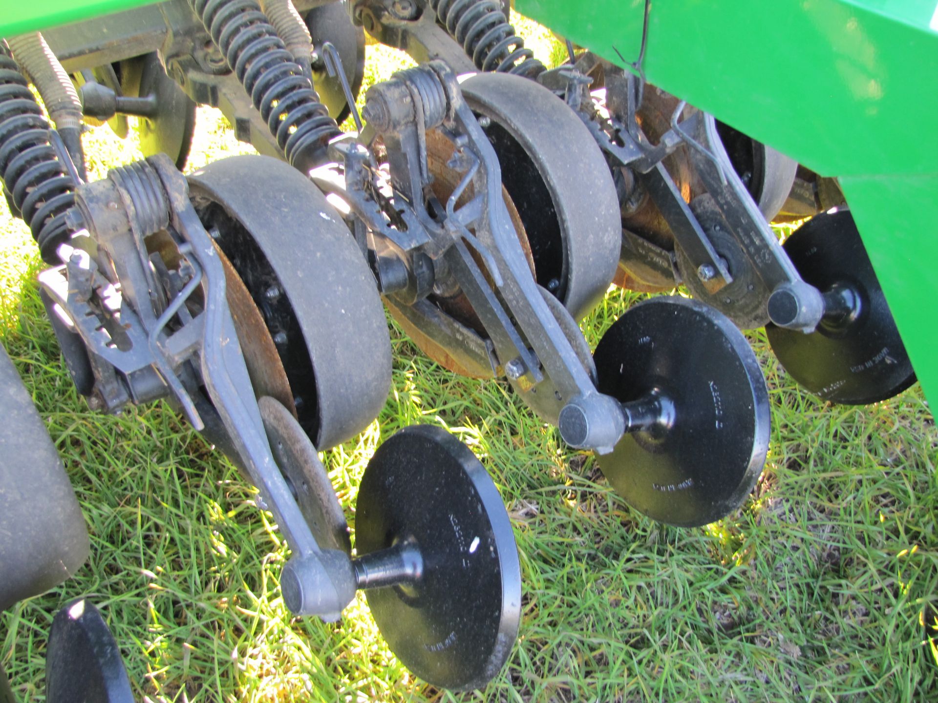 15’ John Deere 1590 no-till drill, elec rate controller, 7 ½” spacing, markers, wired for monitor - Image 13 of 33