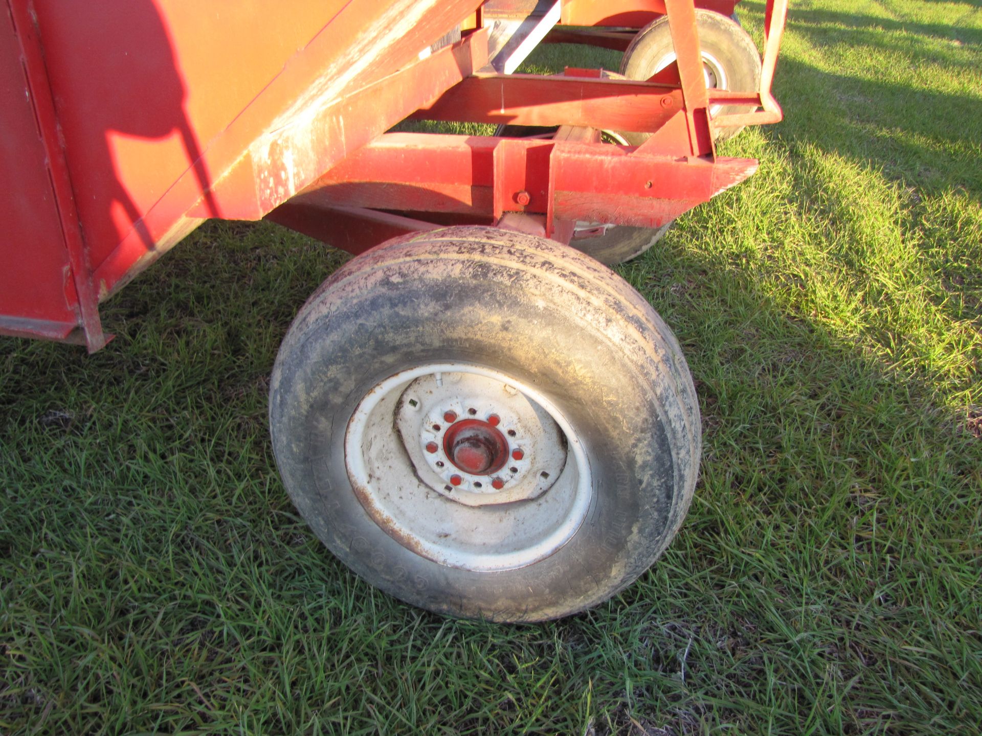 250 bu gravity bed wagon, 12.5 L 15 tires - Image 7 of 10