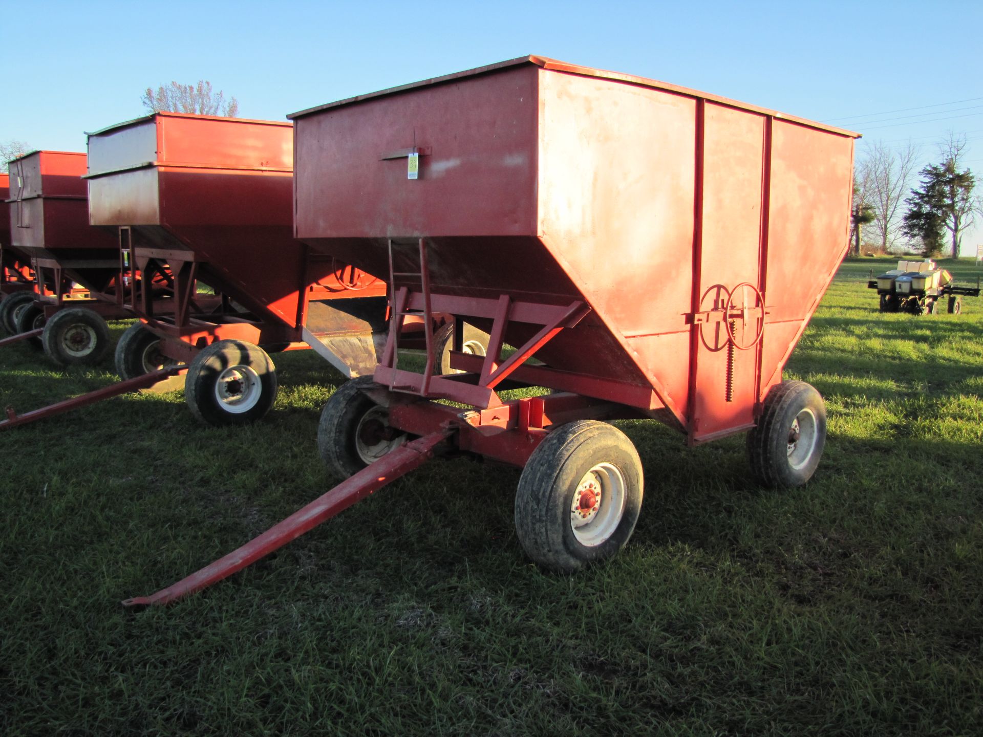 250 bu gravity bed wagon, 12.5 L 15 tires - Image 3 of 10