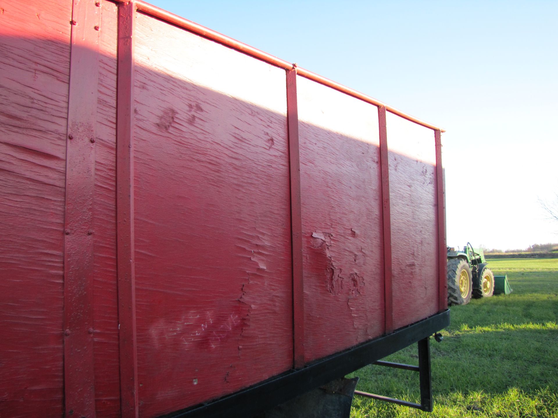 1981 International S1700 grain truck w/ 15 ½’ bed & hoist, 9.00-20 tires, 5 speed hi-lo, V-8 gas - Image 26 of 48