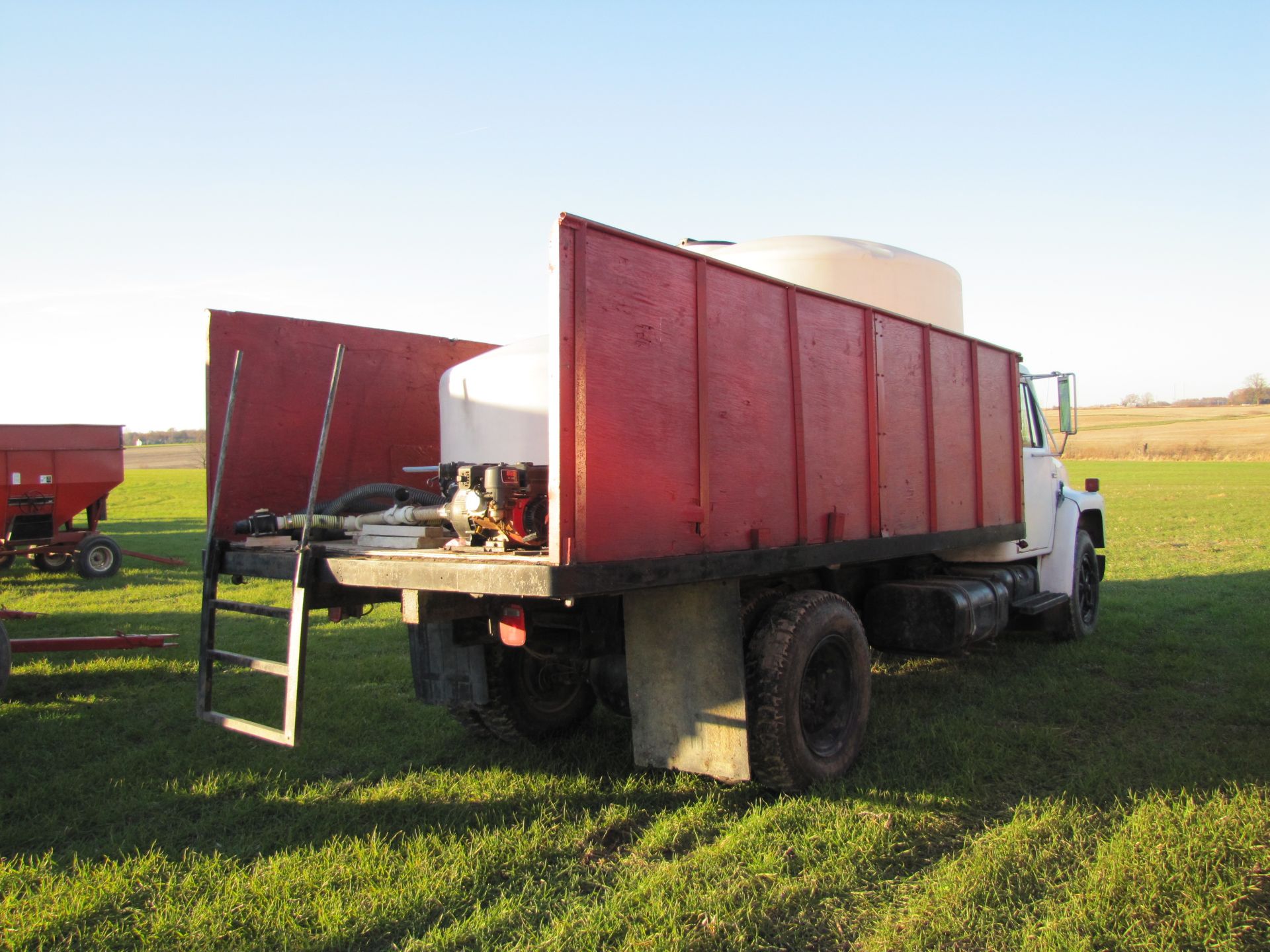 1981 International S1700 grain truck w/ 15 ½’ bed & hoist, 9.00-20 tires, 5 speed hi-lo, V-8 gas - Image 8 of 48