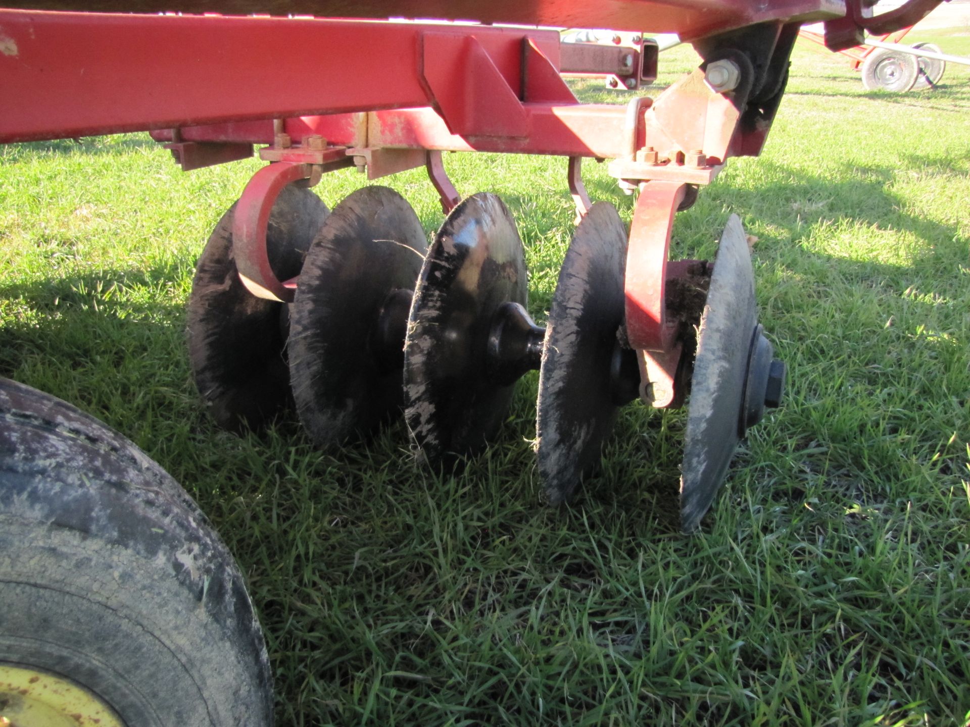 18’ Sunflower 1232 disc, Rock Flex, 9” spacing, rear hitch, hyd fold - Image 18 of 24