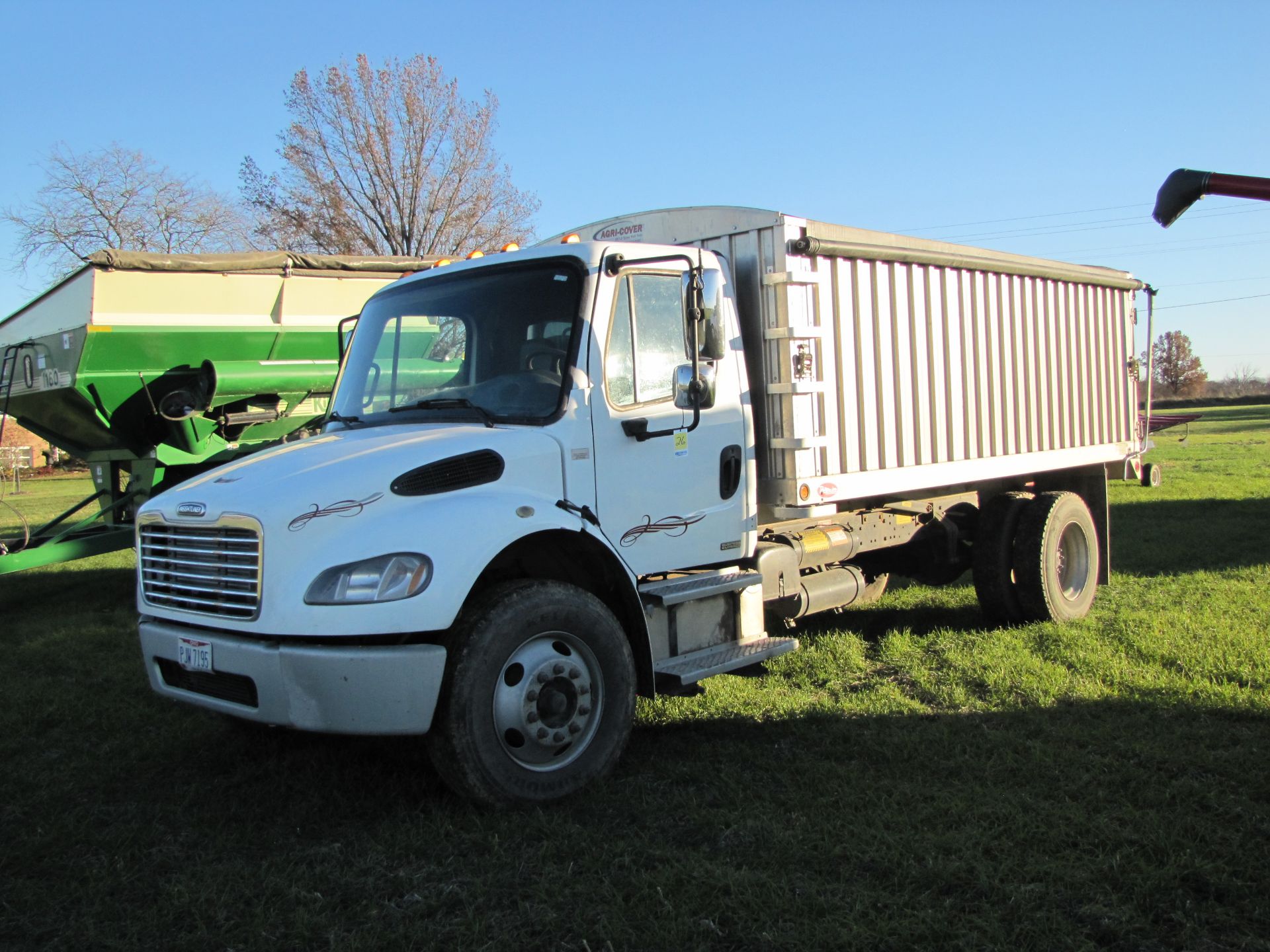 2004 Freightliner single axle grain truck, new motor, 252,600 miles, Allison automatic transmission - Image 4 of 45
