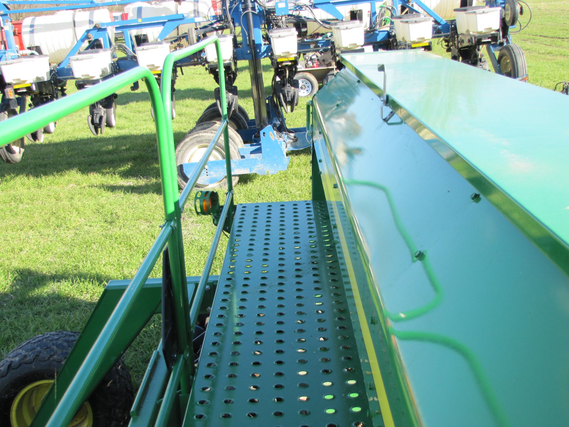 15’ John Deere 1590 no-till drill, elec rate controller, 7 ½” spacing, markers, wired for monitor - Image 29 of 33