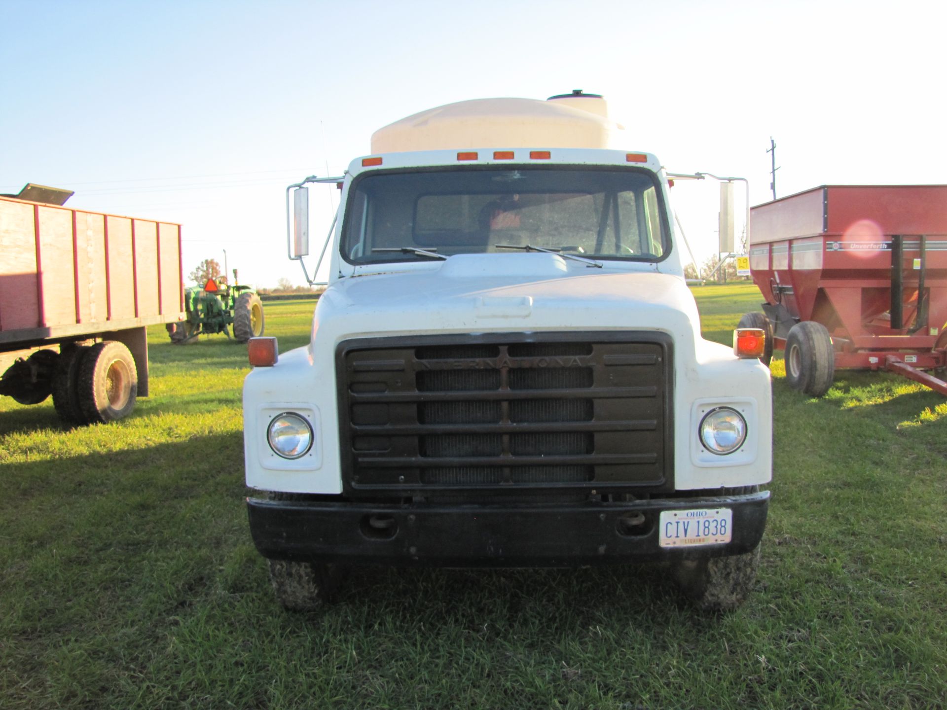 1981 International S1700 grain truck w/ 15 ½’ bed & hoist, 9.00-20 tires, 5 speed hi-lo, V-8 gas - Image 3 of 48