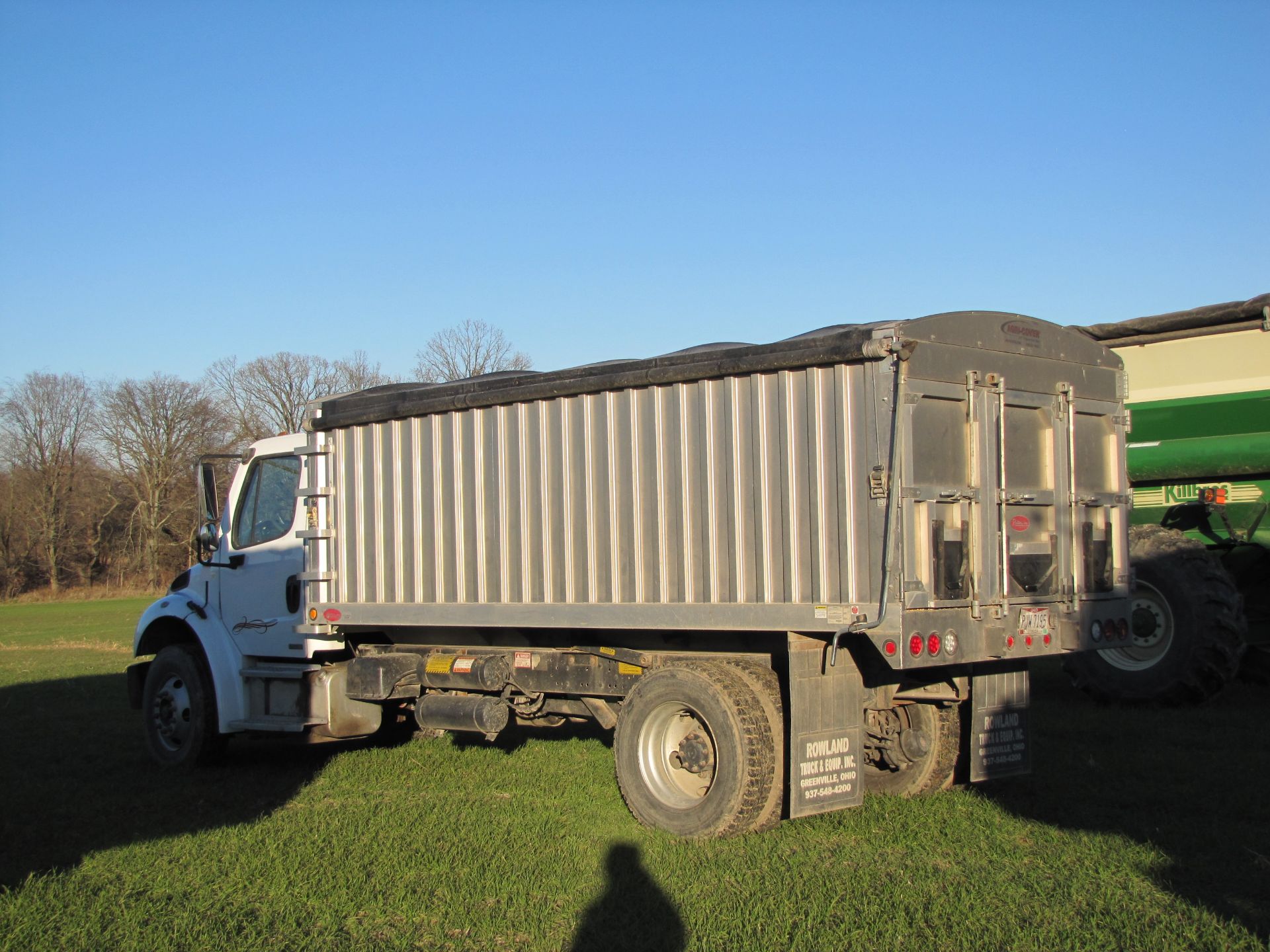 2004 Freightliner single axle grain truck, new motor, 252,600 miles, Allison automatic transmission - Image 7 of 45