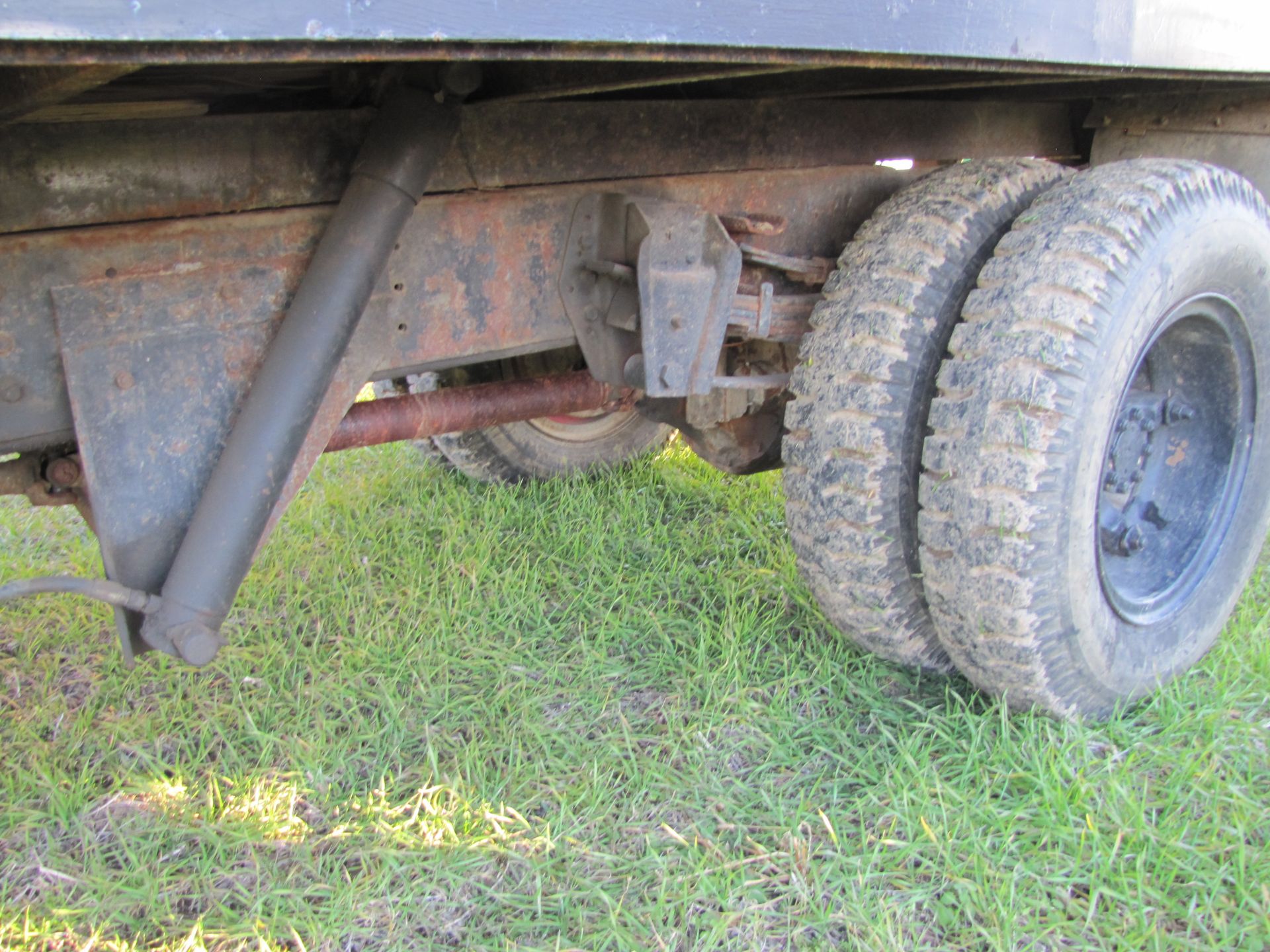 1981 International S1700 grain truck w/ 15 ½’ bed & hoist, 9.00-20 tires, 5 speed hi-lo, V-8 gas - Image 24 of 48