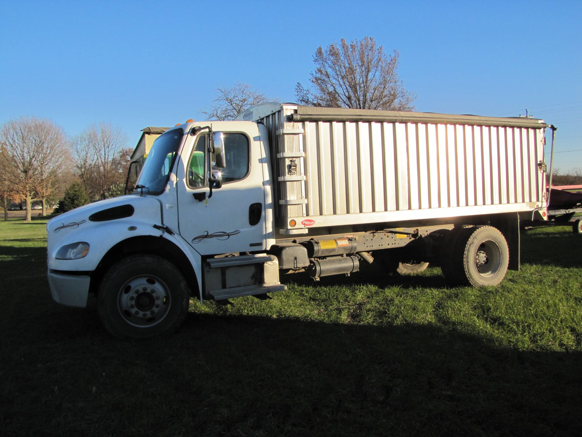 2004 Freightliner single axle grain truck, new motor, 252,600 miles, Allison automatic transmission - Image 5 of 45