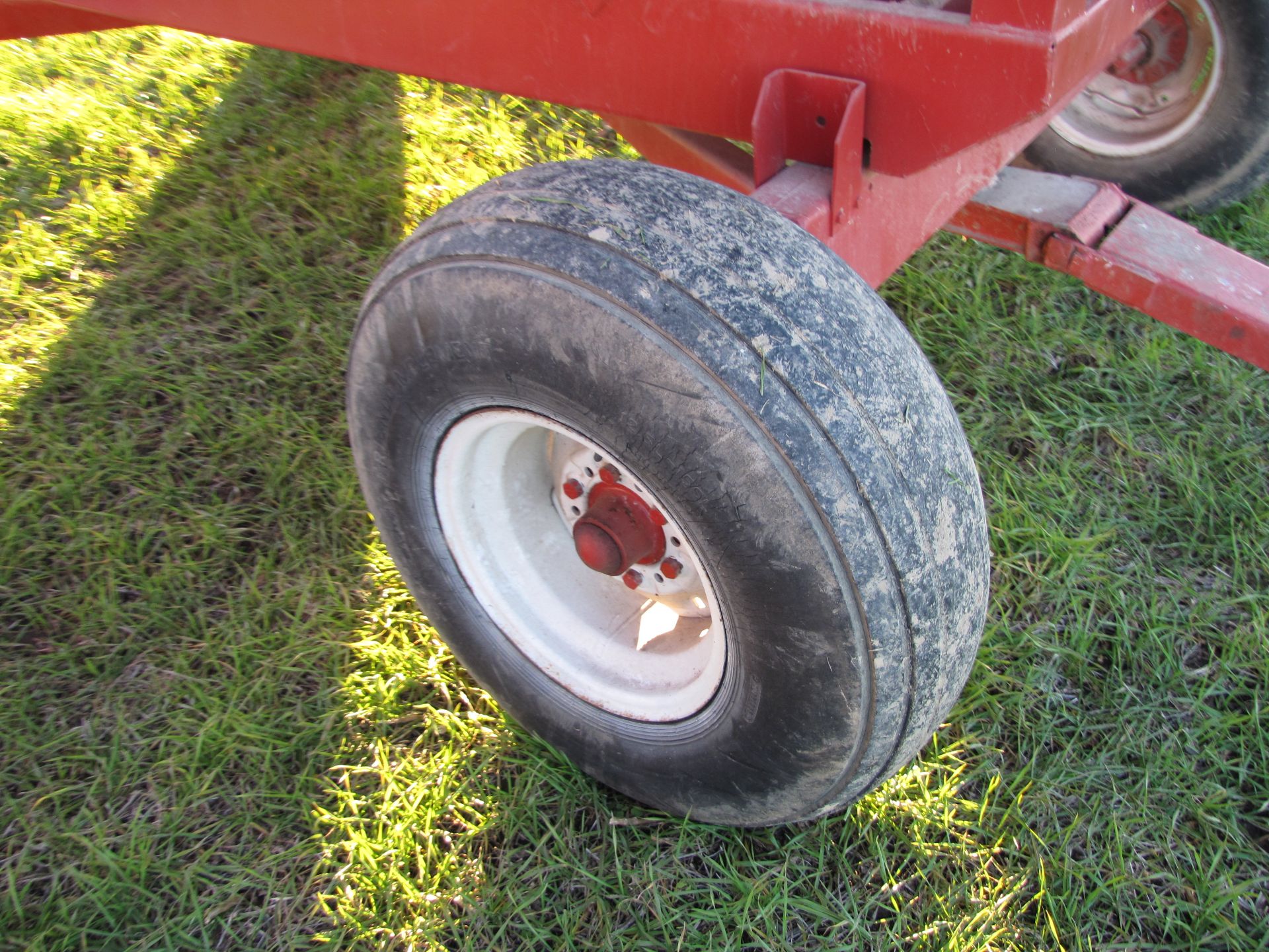 275 bushel Unverferth gravity bed wagon, 12.5 L 15 tires - Image 12 of 14