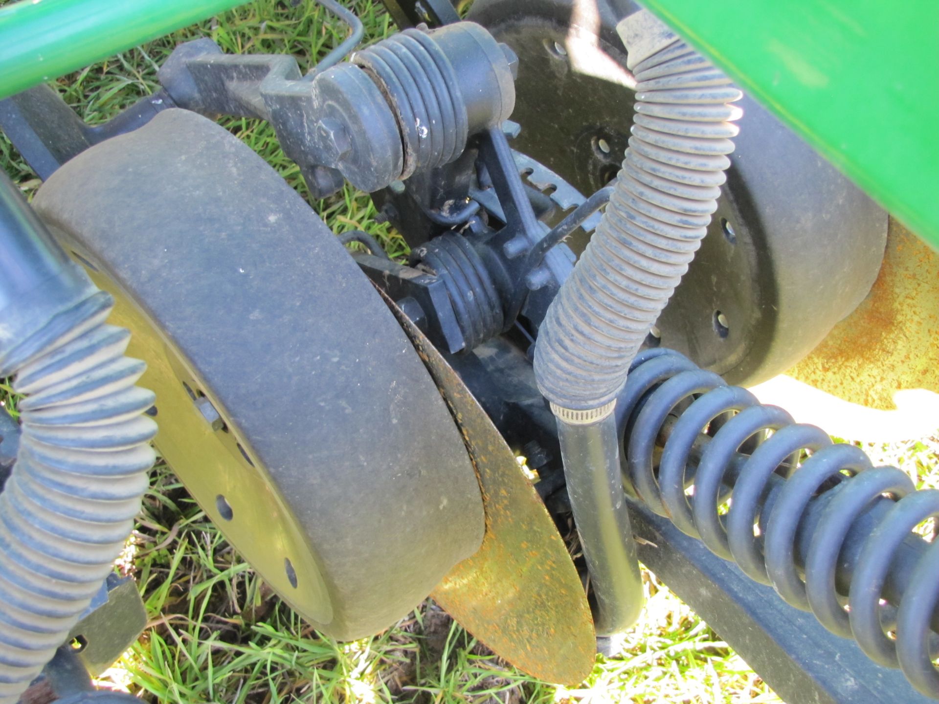 15’ John Deere 1590 no-till drill, elec rate controller, 7 ½” spacing, markers, wired for monitor - Image 27 of 33