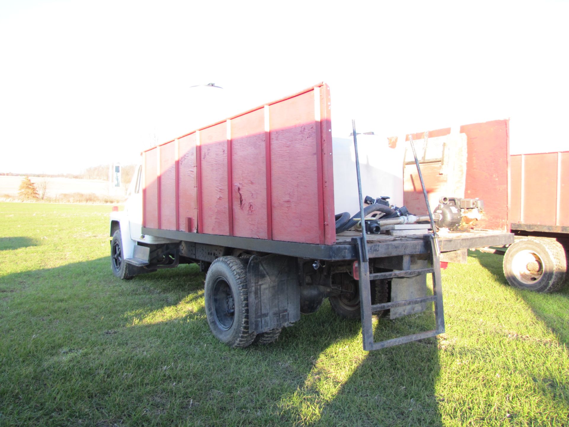 1981 International S1700 grain truck w/ 15 ½’ bed & hoist, 9.00-20 tires, 5 speed hi-lo, V-8 gas - Image 6 of 48