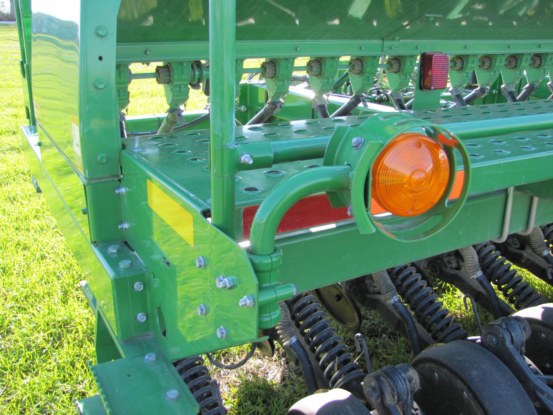 15’ John Deere 1590 no-till drill, elec rate controller, 7 ½” spacing, markers, wired for monitor - Image 18 of 33