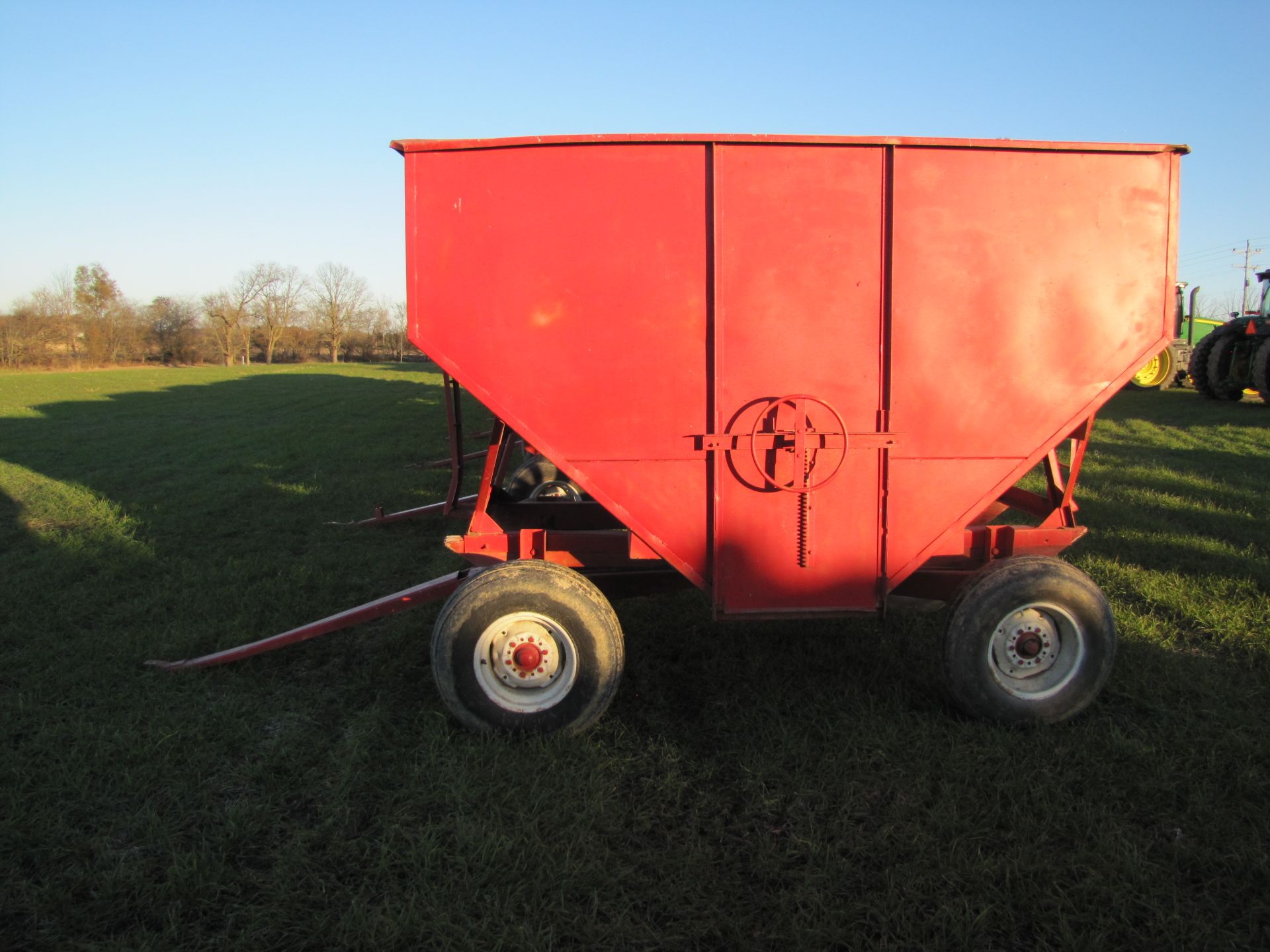 250 bu gravity bed wagon, 12.5 L 15 tires - Image 4 of 10