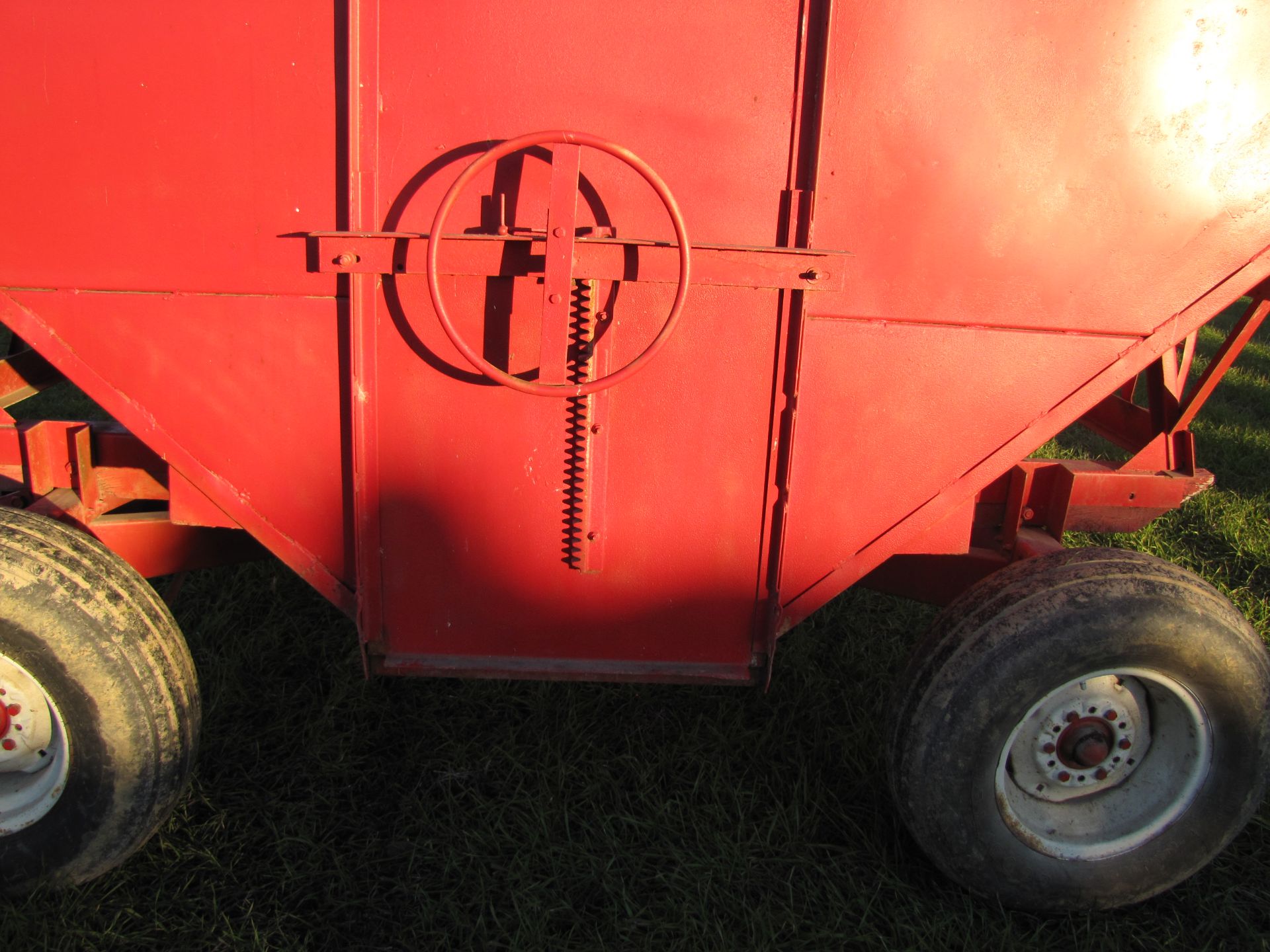 250 bu gravity bed wagon, 12.5 L 15 tires - Image 5 of 10