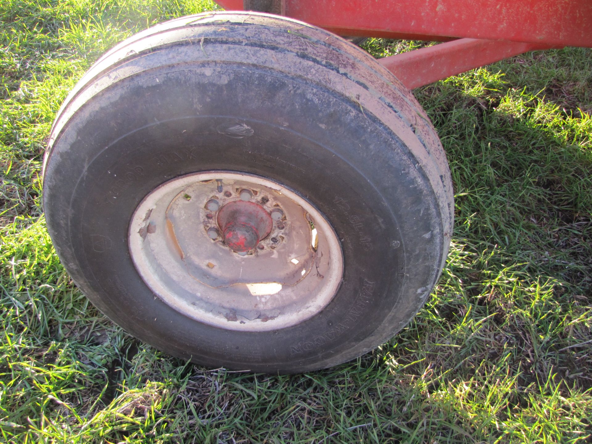 275 bushel Unverferth gravity bed wagon, 12.5 L 15 tires - Image 10 of 16