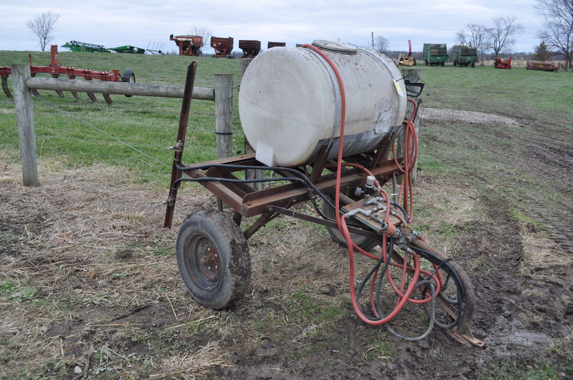 Fence row sprayer, pull type, 540 PTO pump, 150 gal poly tank with crack - Image 2 of 11