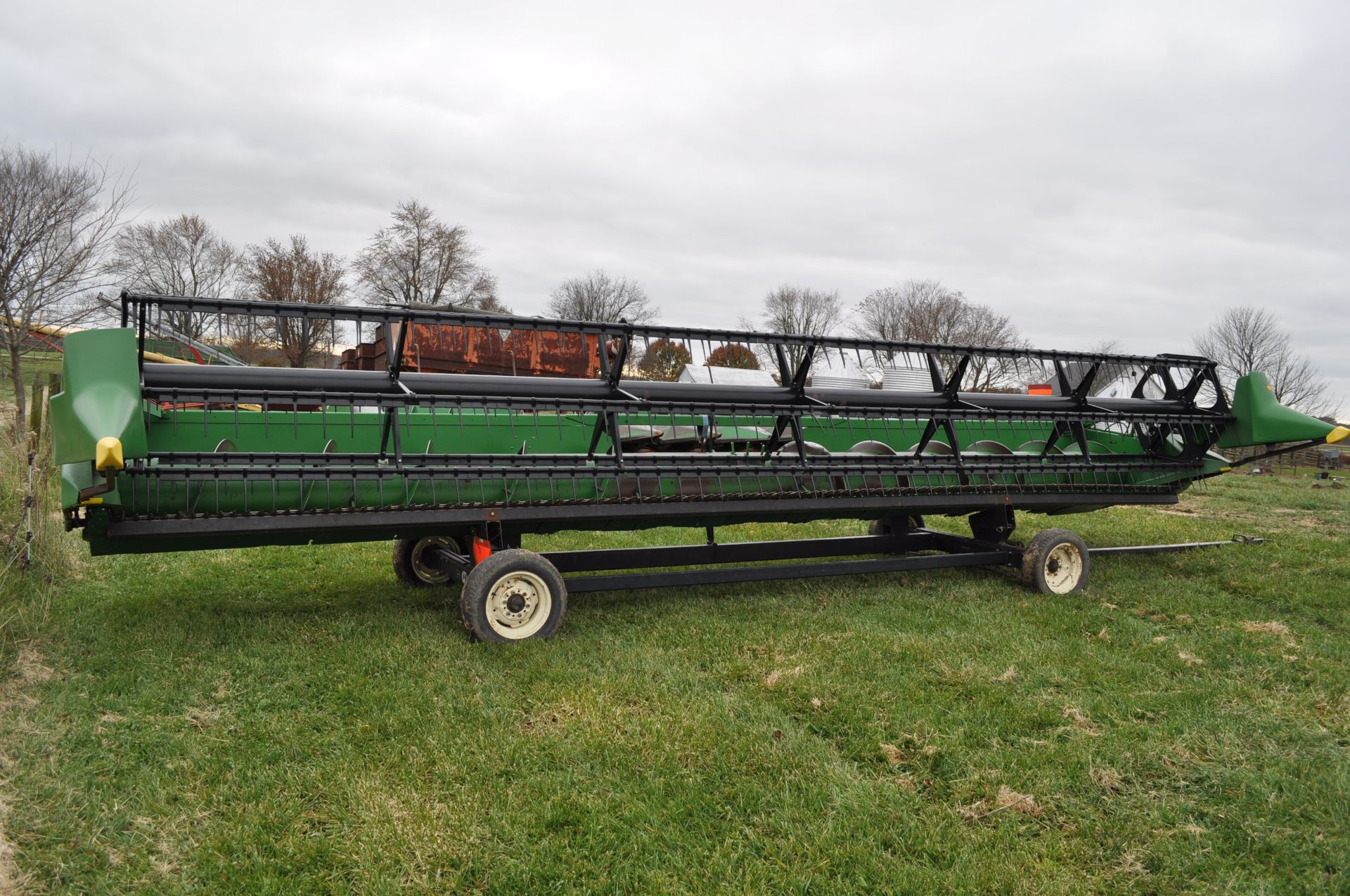 30’ John Deere 930F grain head, poly snouts, full finger auger, new poly skid plates - Image 4 of 17