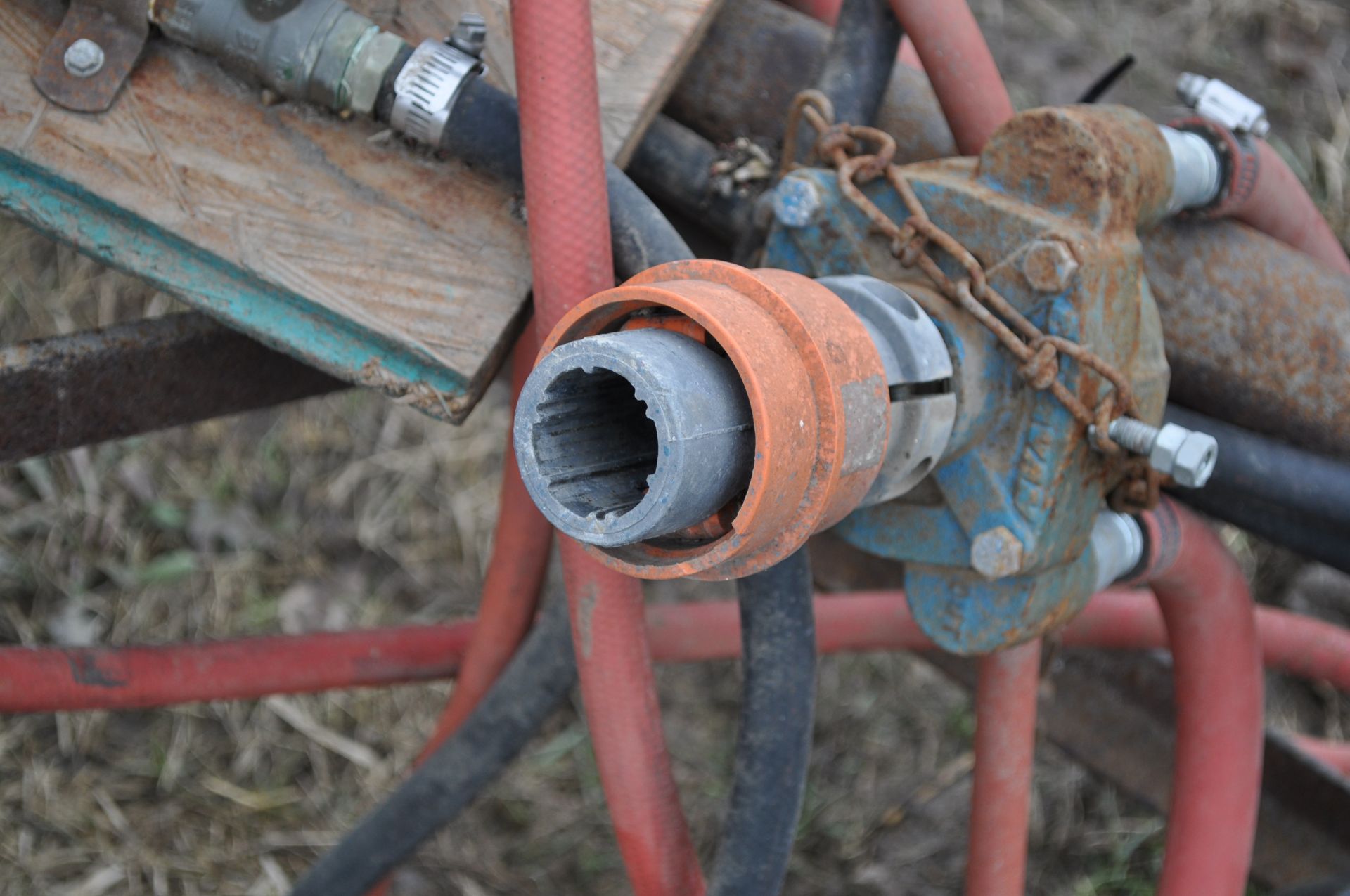 Fence row sprayer, pull type, 540 PTO pump, 150 gal poly tank with crack - Image 5 of 11