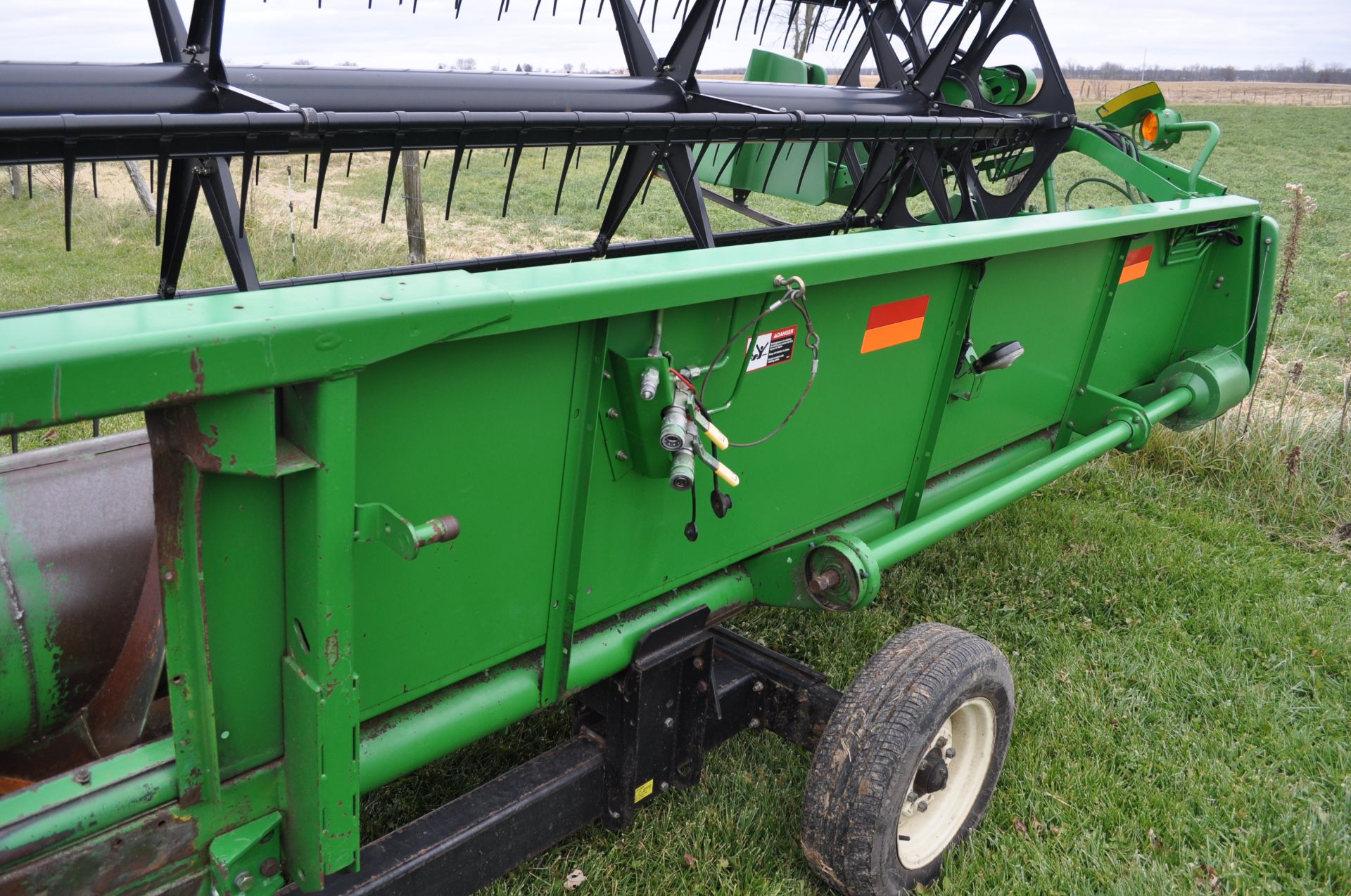 30’ John Deere 930F grain head, poly snouts, full finger auger, new poly skid plates - Image 15 of 17