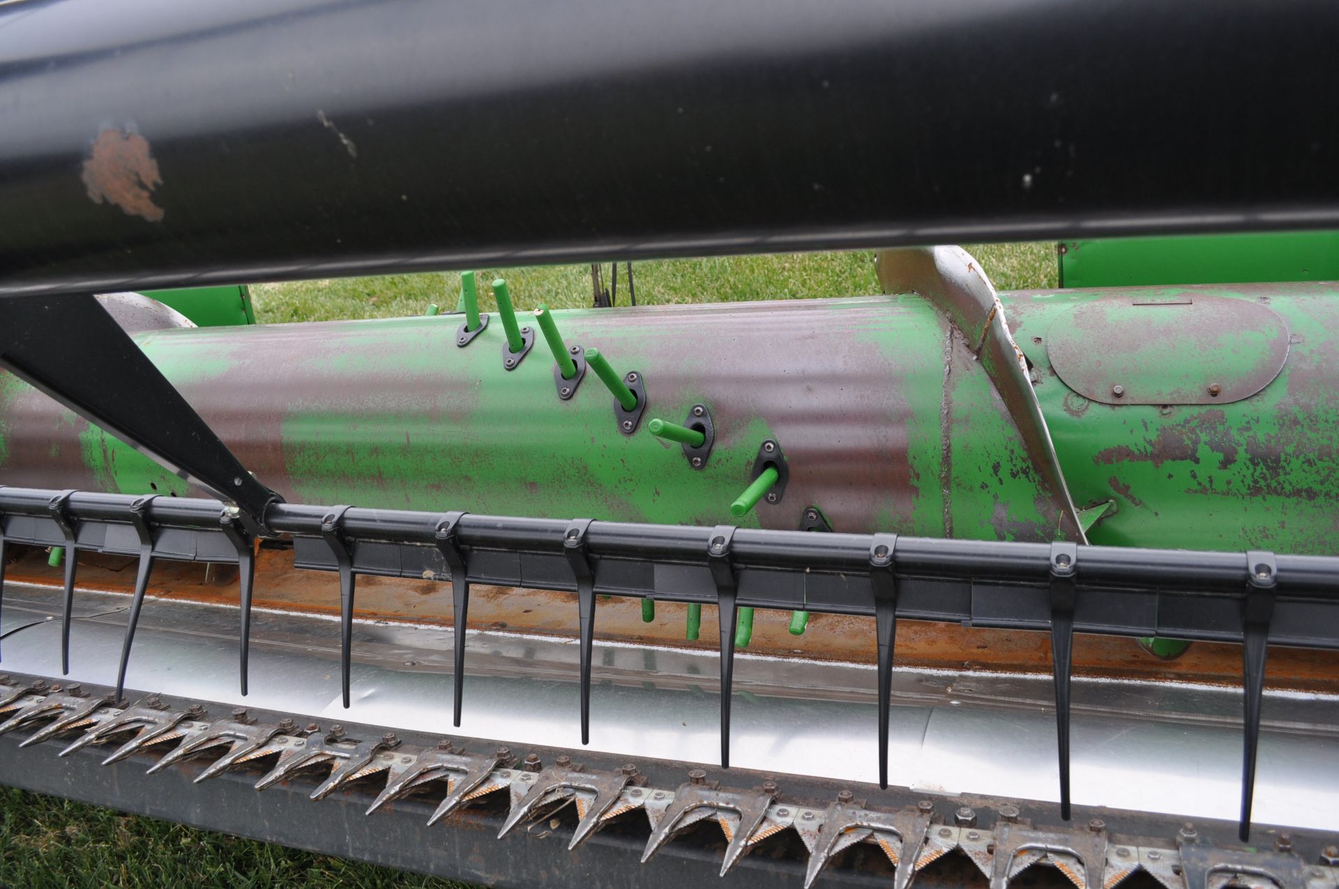 30’ John Deere 930F grain head, poly snouts, full finger auger, new poly skid plates - Image 9 of 17