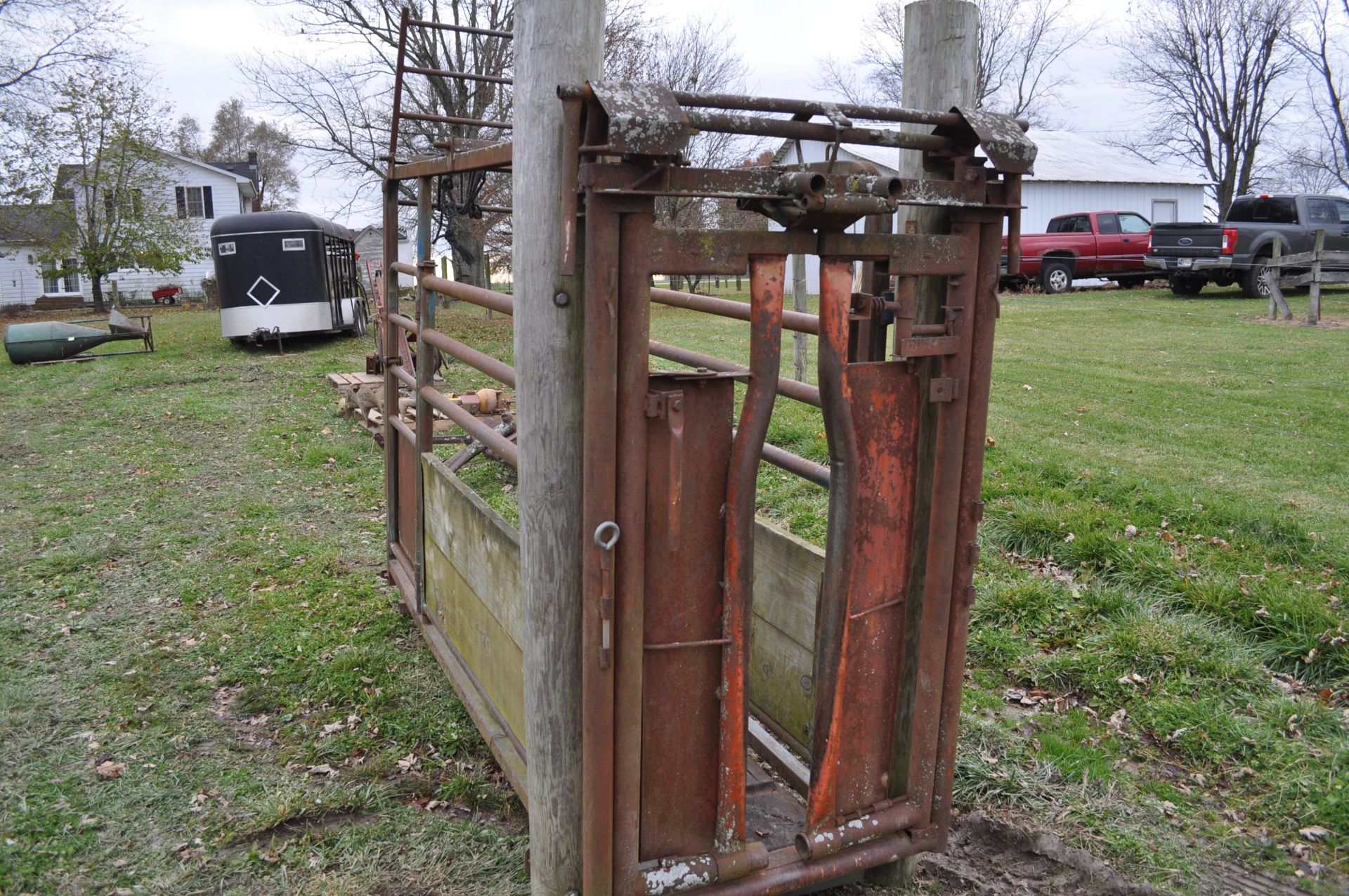 Headgate with chute, steel floor and rear vertical cut gate - Image 5 of 9