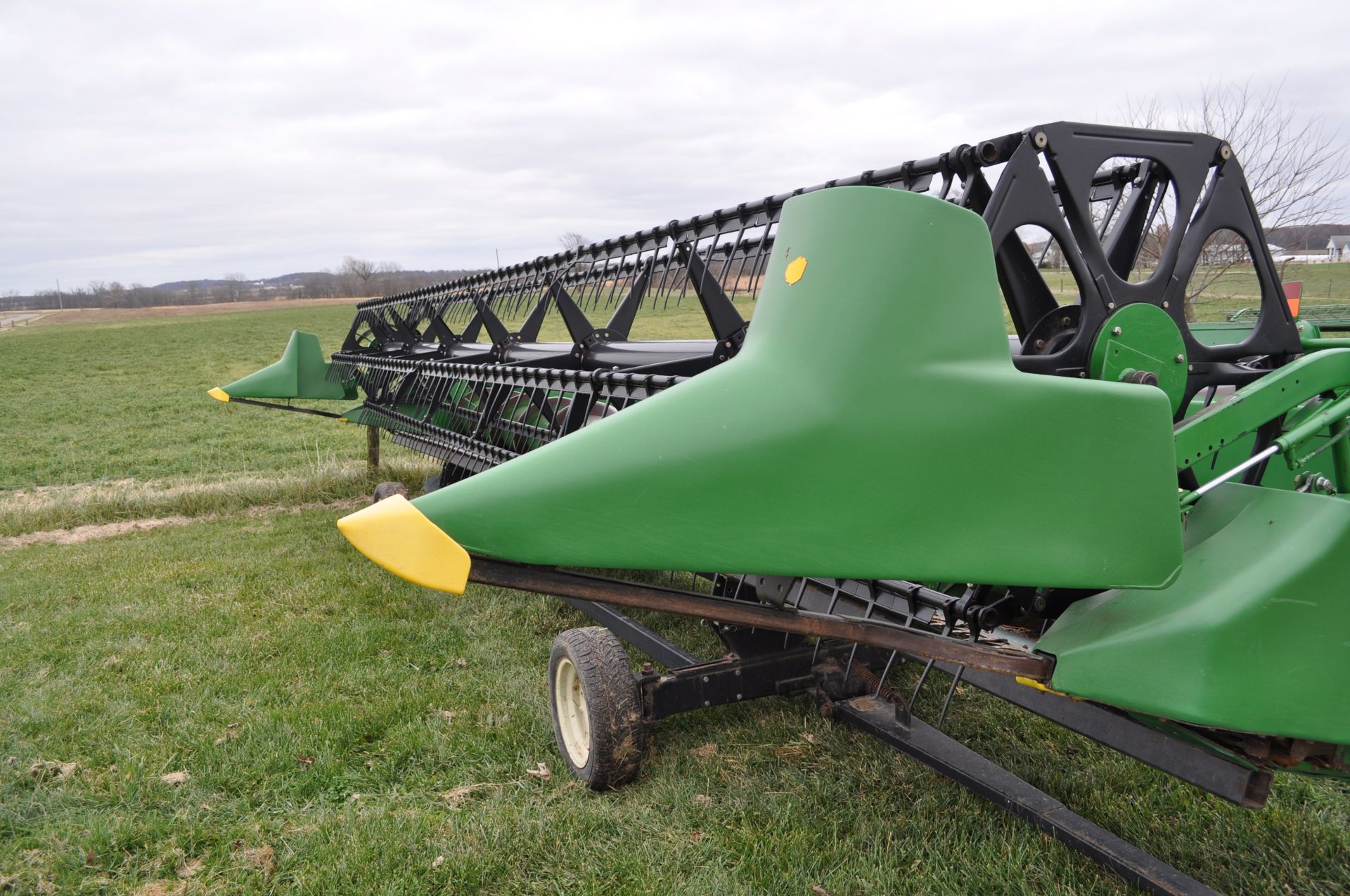 30’ John Deere 930F grain head, poly snouts, full finger auger, new poly skid plates - Image 10 of 17
