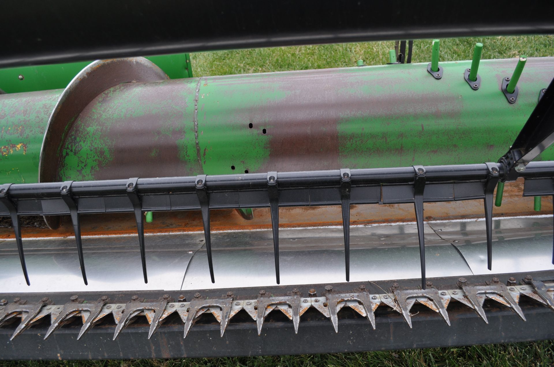 30’ John Deere 930F grain head, poly snouts, full finger auger, new poly skid plates - Image 8 of 17