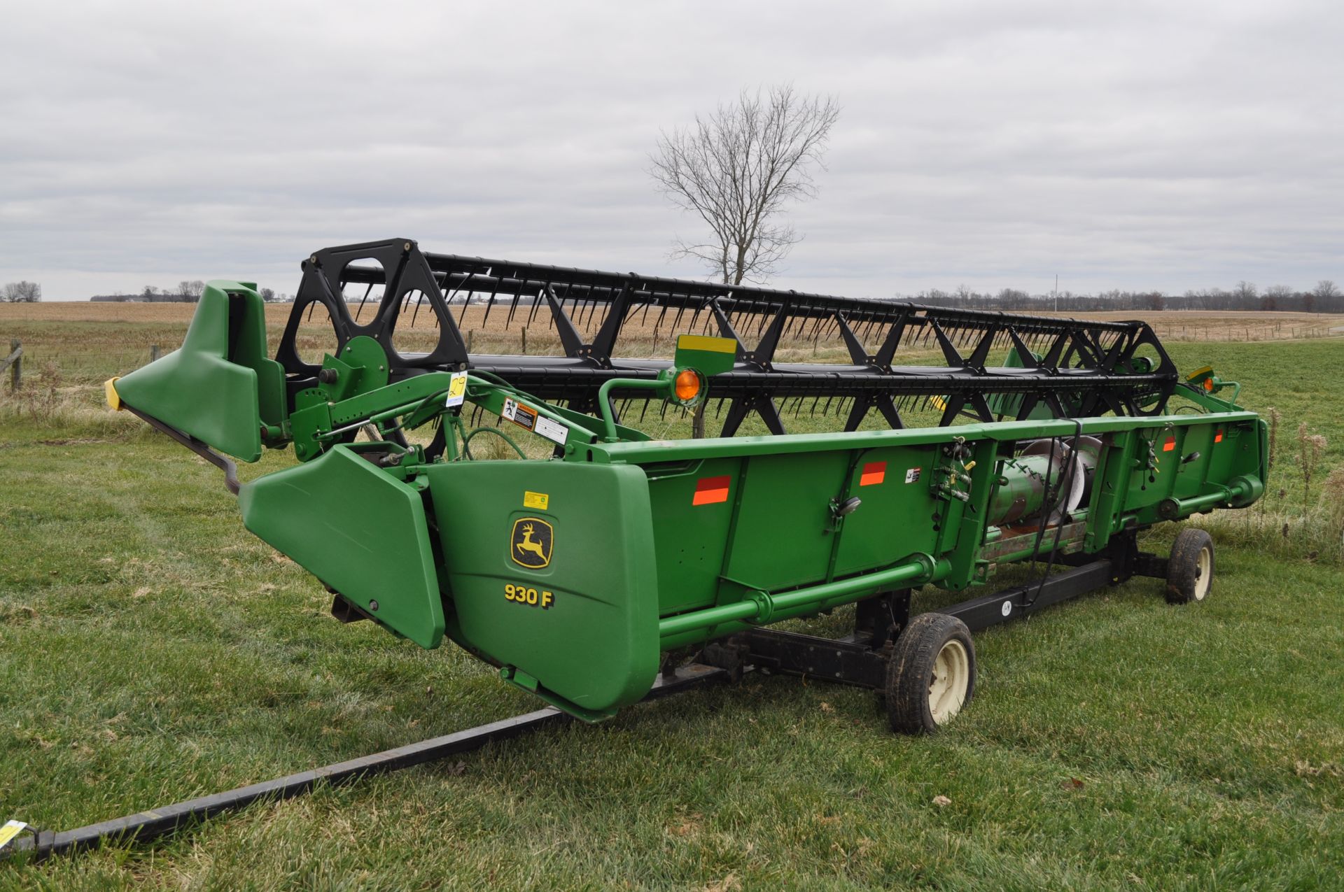 30’ John Deere 930F grain head, poly snouts, full finger auger, new poly skid plates - Image 2 of 17