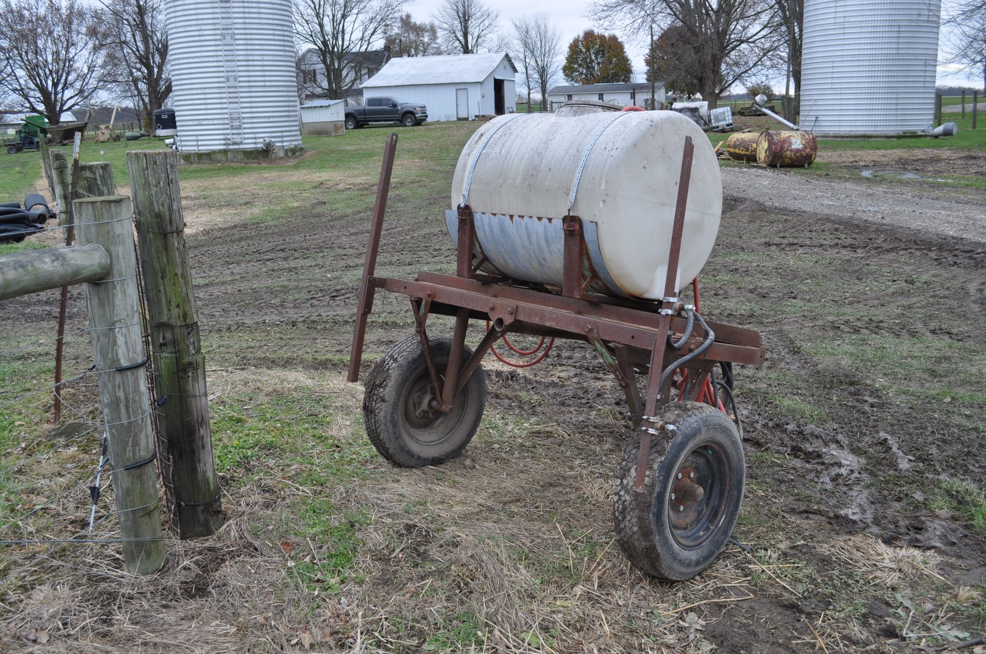 Fence row sprayer, pull type, 540 PTO pump, 150 gal poly tank with crack - Image 3 of 11