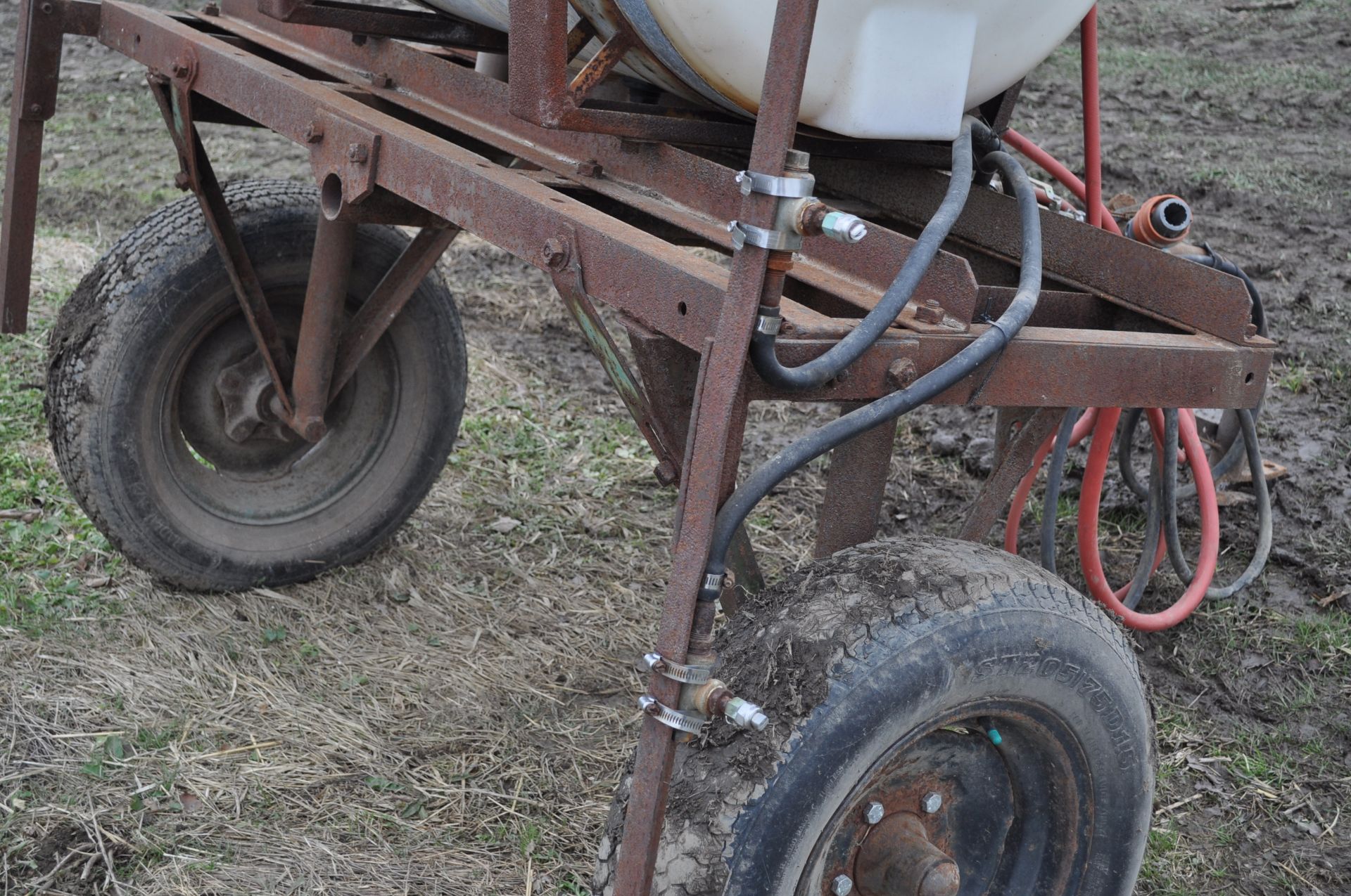 Fence row sprayer, pull type, 540 PTO pump, 150 gal poly tank with crack - Image 9 of 11