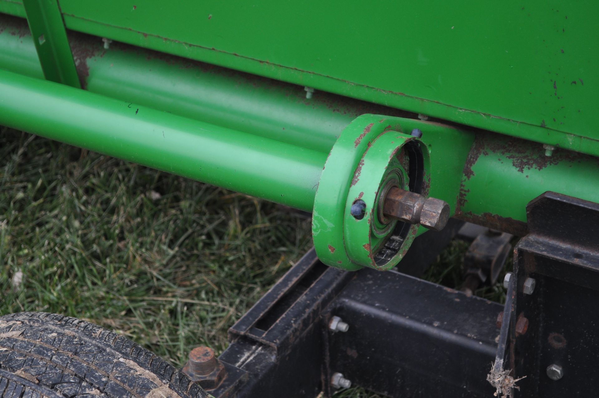 30’ John Deere 930F grain head, poly snouts, full finger auger, new poly skid plates - Image 16 of 17