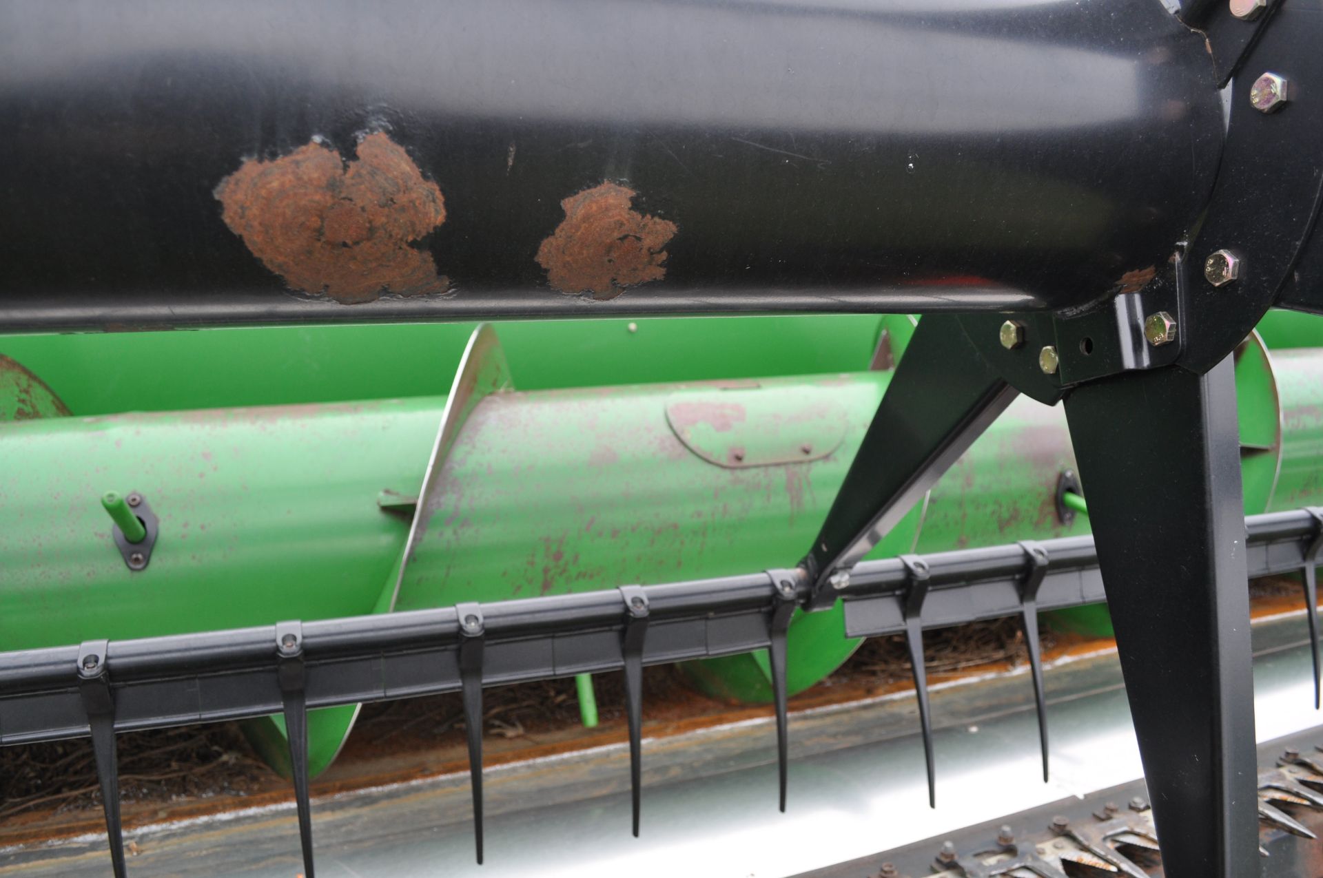 30’ John Deere 930F grain head, poly snouts, full finger auger, new poly skid plates - Image 7 of 17