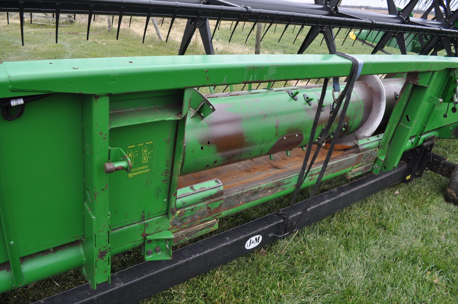 30’ John Deere 930F grain head, poly snouts, full finger auger, new poly skid plates - Image 14 of 17