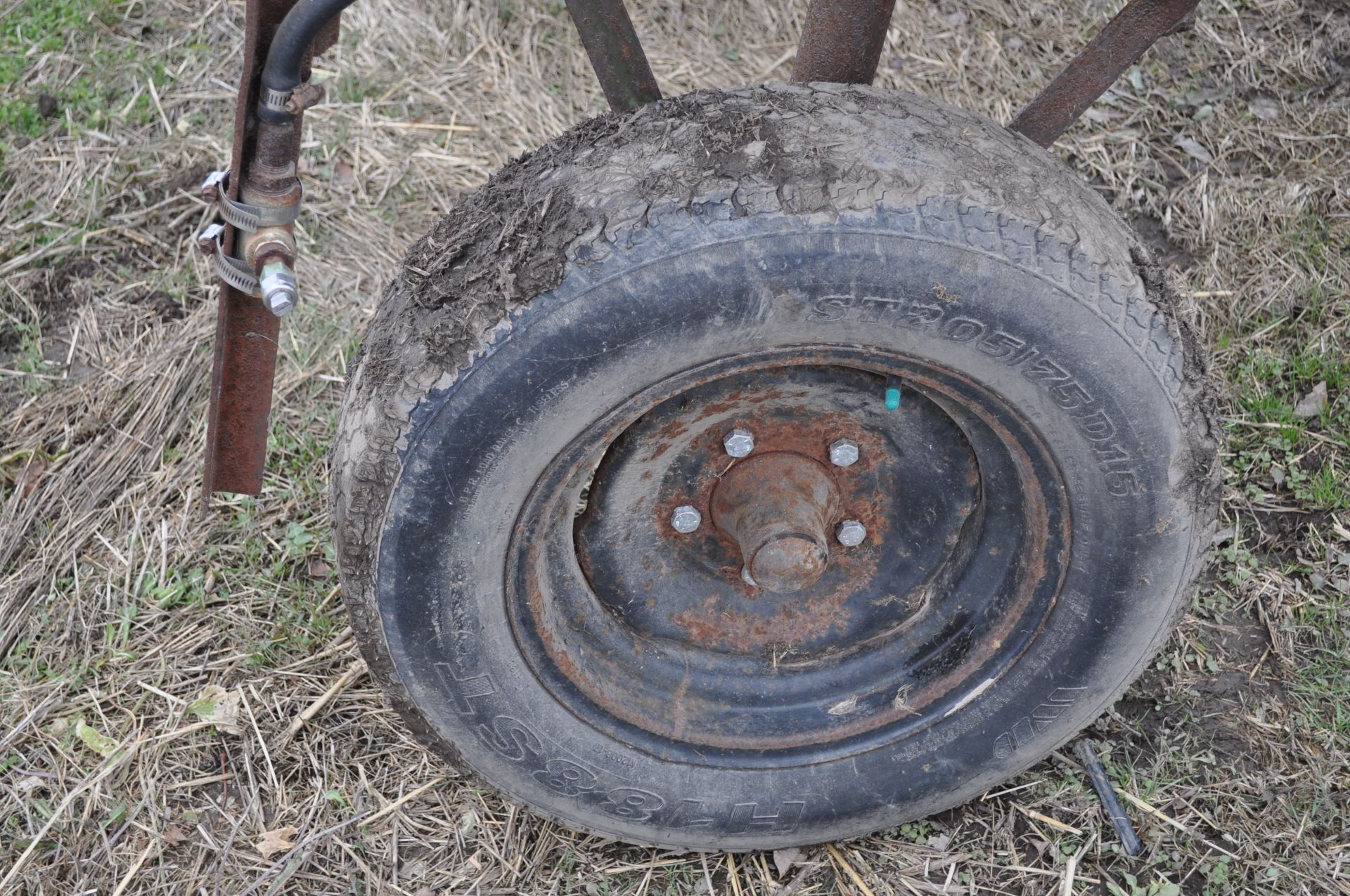 Fence row sprayer, pull type, 540 PTO pump, 150 gal poly tank with crack - Image 8 of 11