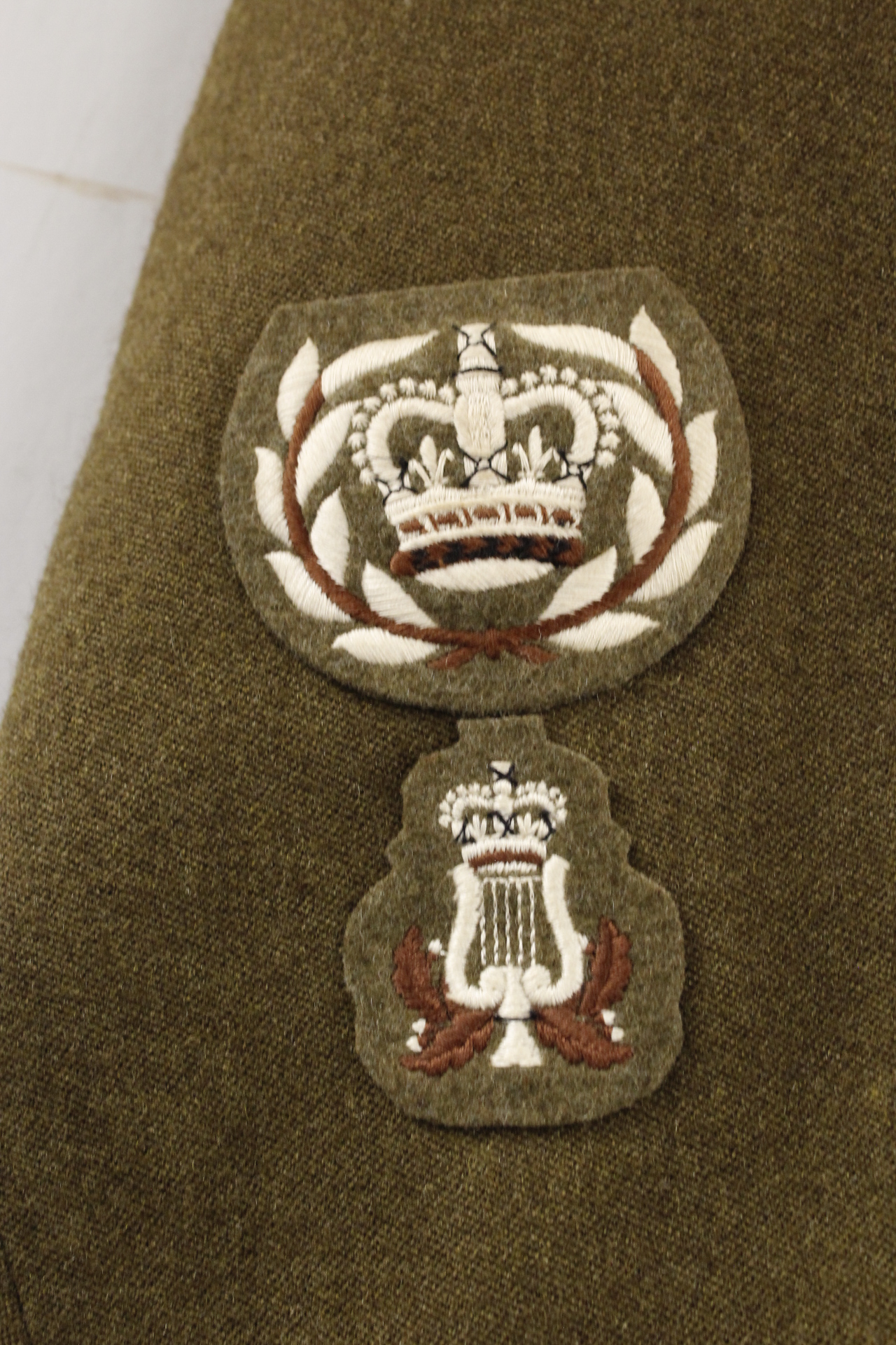 British Army dress uniform jacket having H Edgard & Sons Ltd label, Royal Corps of Signals staybrite - Image 2 of 5