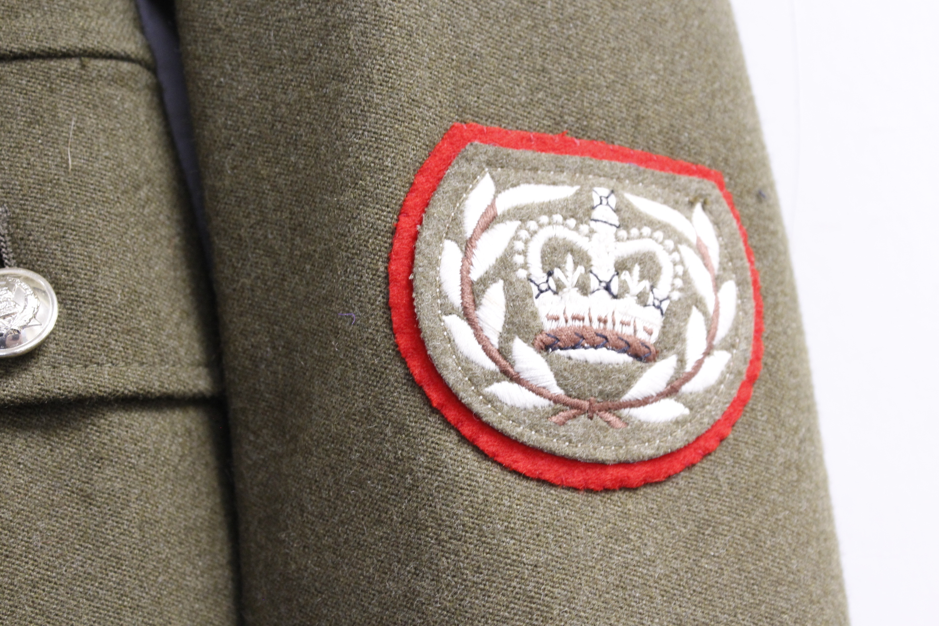 British Army dress uniform jacket having H Edgard & Sons Ltd label "CSGT Thow Mar 84", Gordon - Image 2 of 5